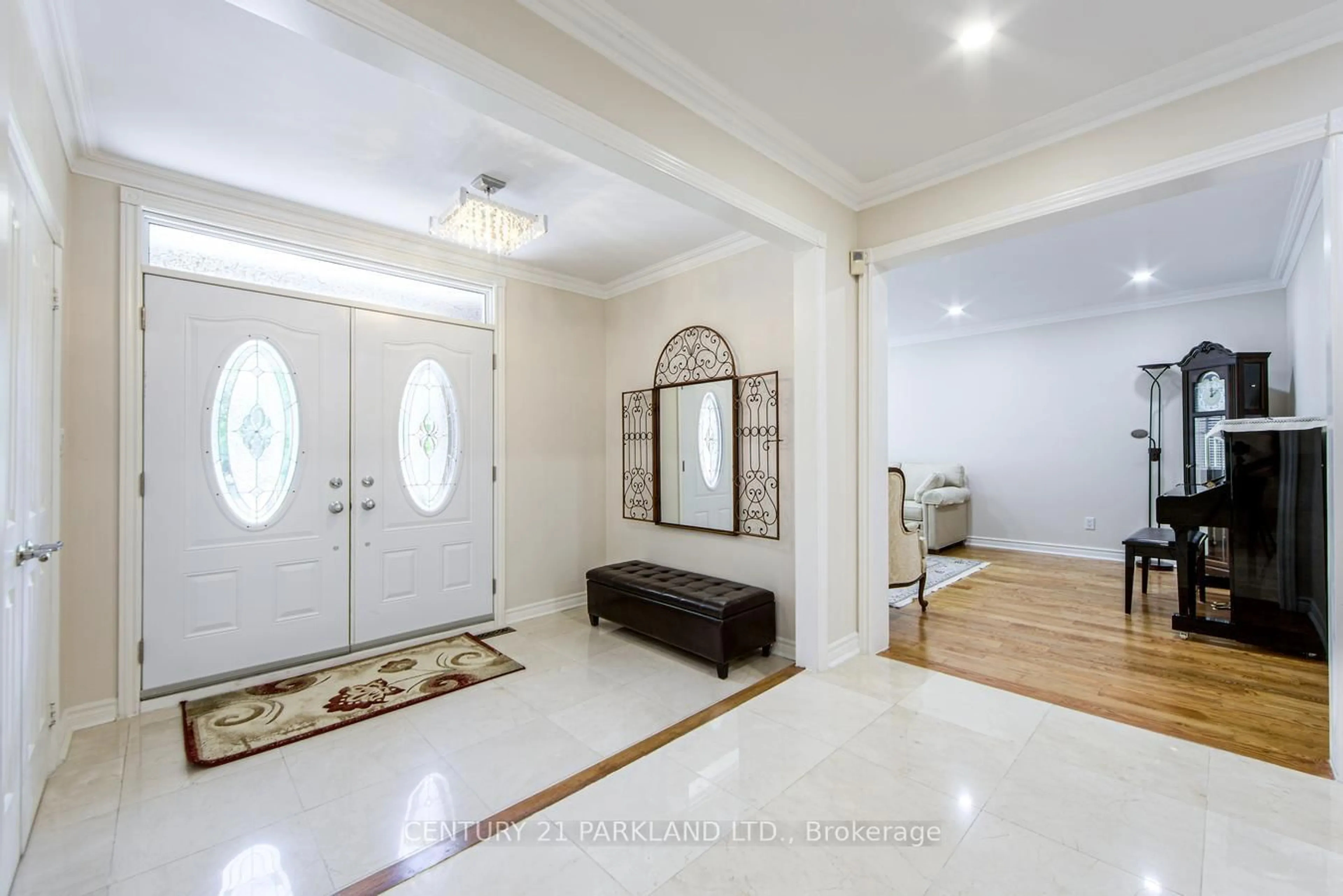 Indoor foyer for 112 Strathearn Ave, Richmond Hill Ontario L4B 2L2