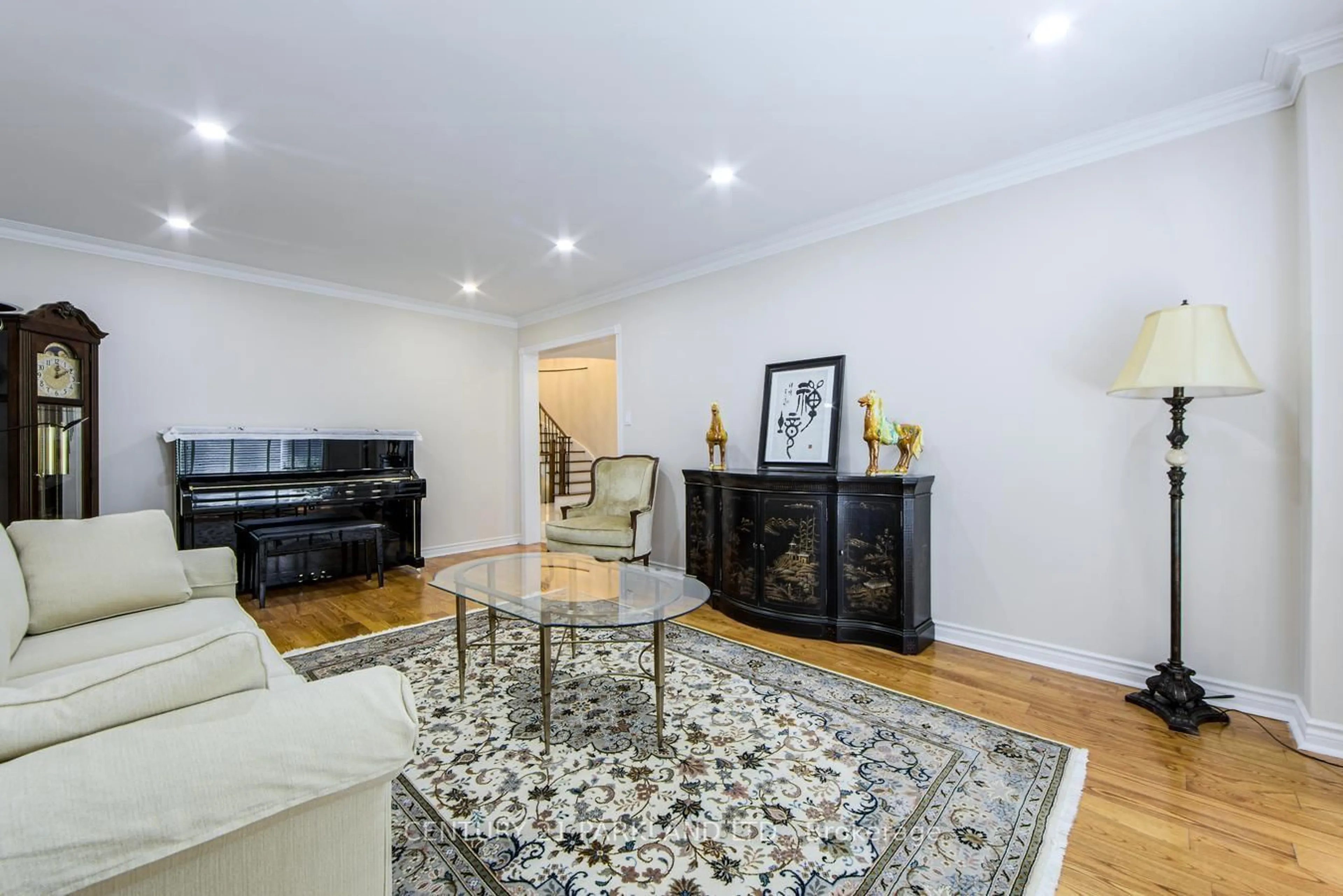 Living room with furniture, unknown for 112 Strathearn Ave, Richmond Hill Ontario L4B 2L2