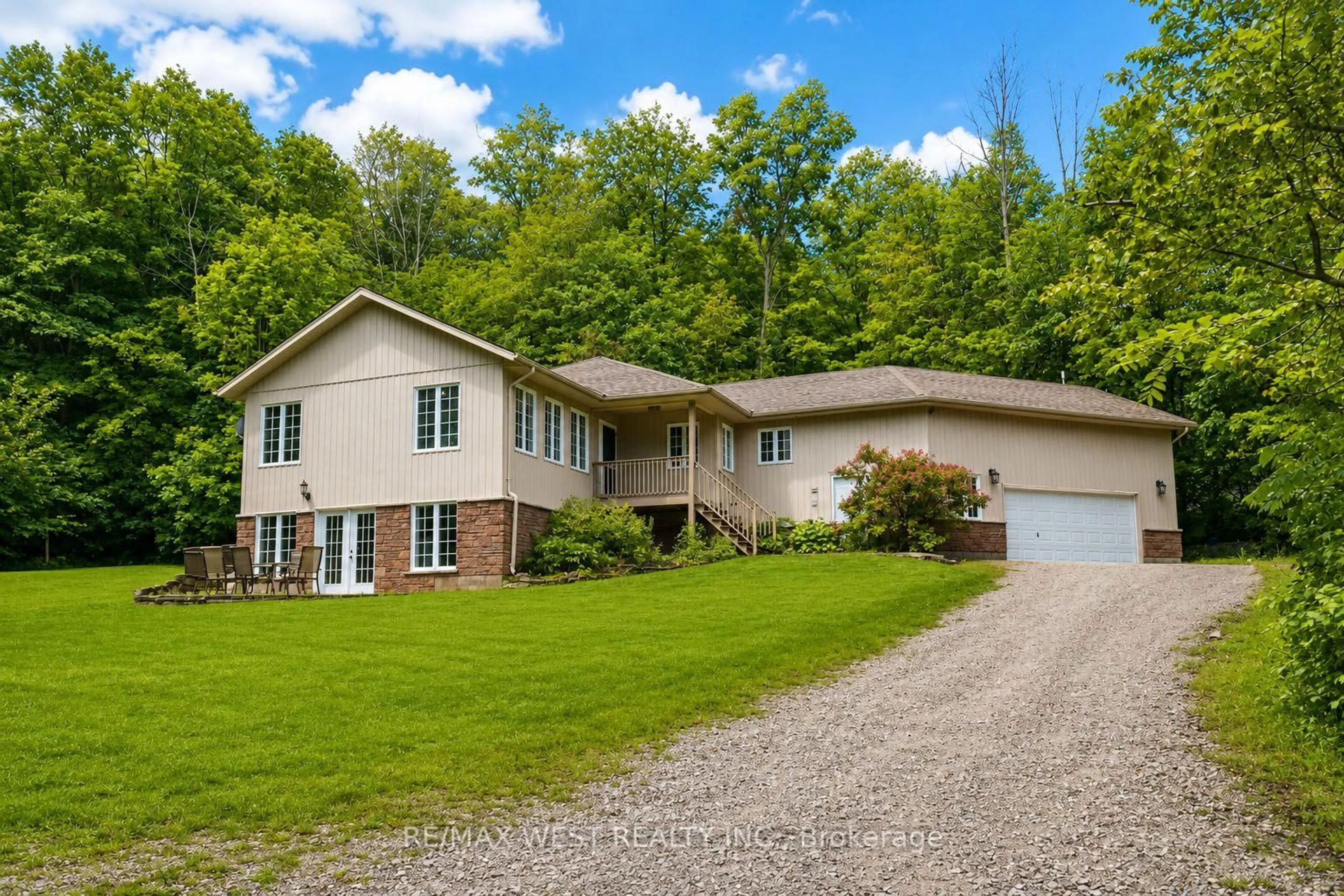 Home with vinyl exterior material, unknown for 4927 25th Sdrd, Essa Ontario L0L 2N0
