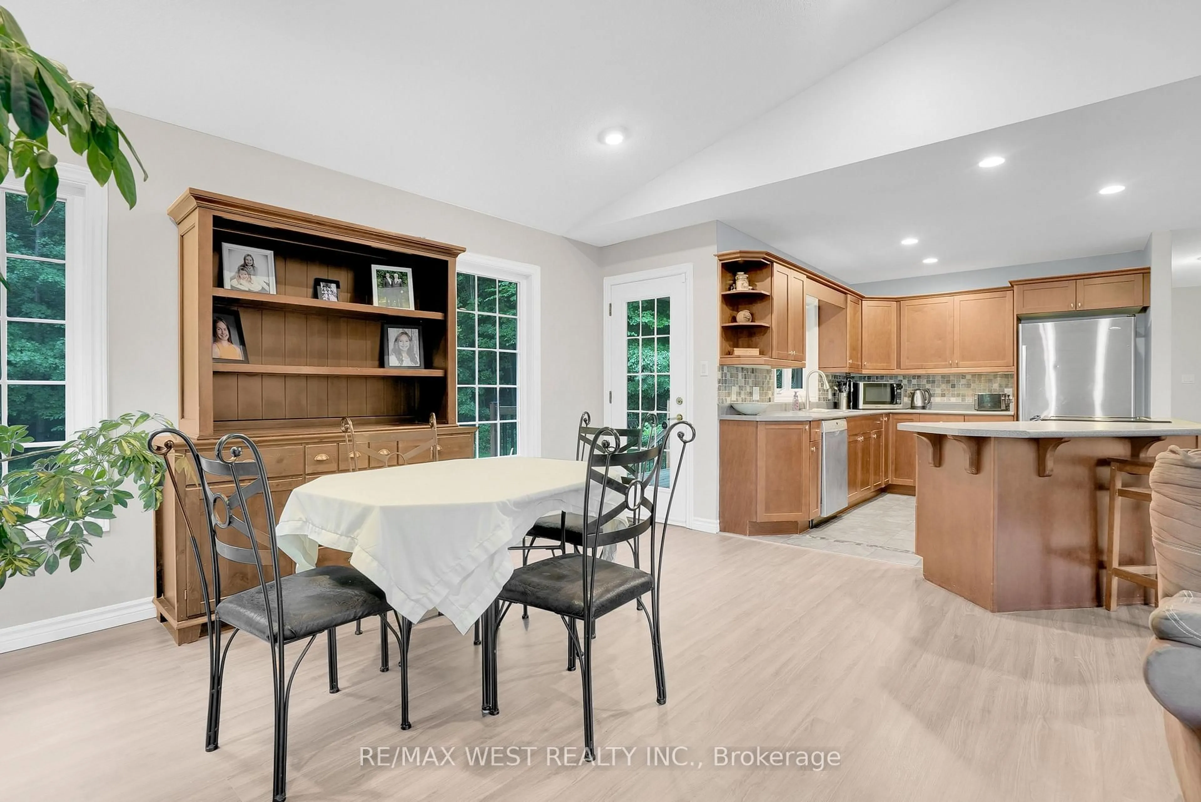 Open concept kitchen, ceramic/tile floor for 4927 25th Sdrd, Essa Ontario L0L 2N0