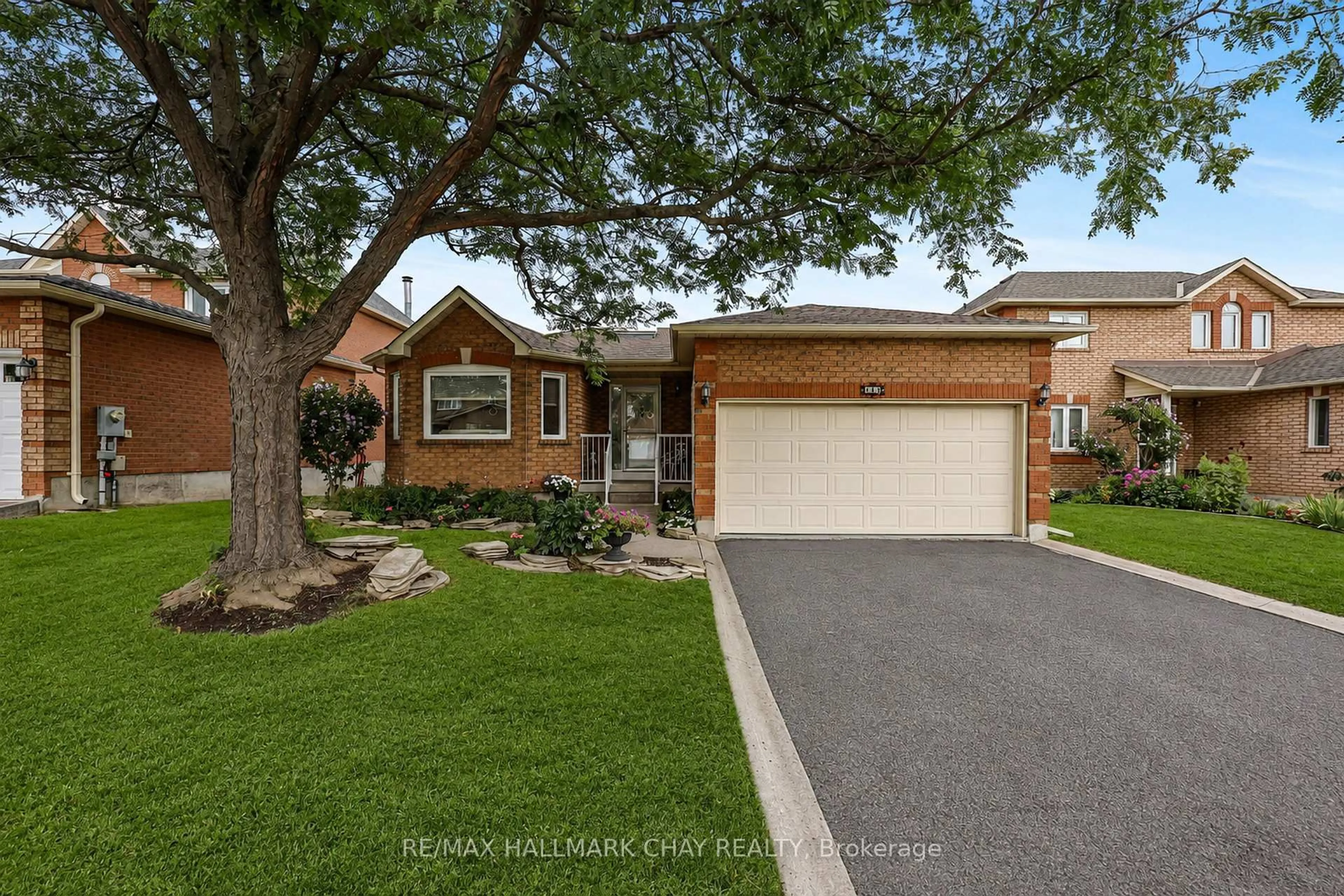 Home with brick exterior material, street for 207 Melbourne Dr, Bradford West Gwillimbury Ontario L3Z 2Y8