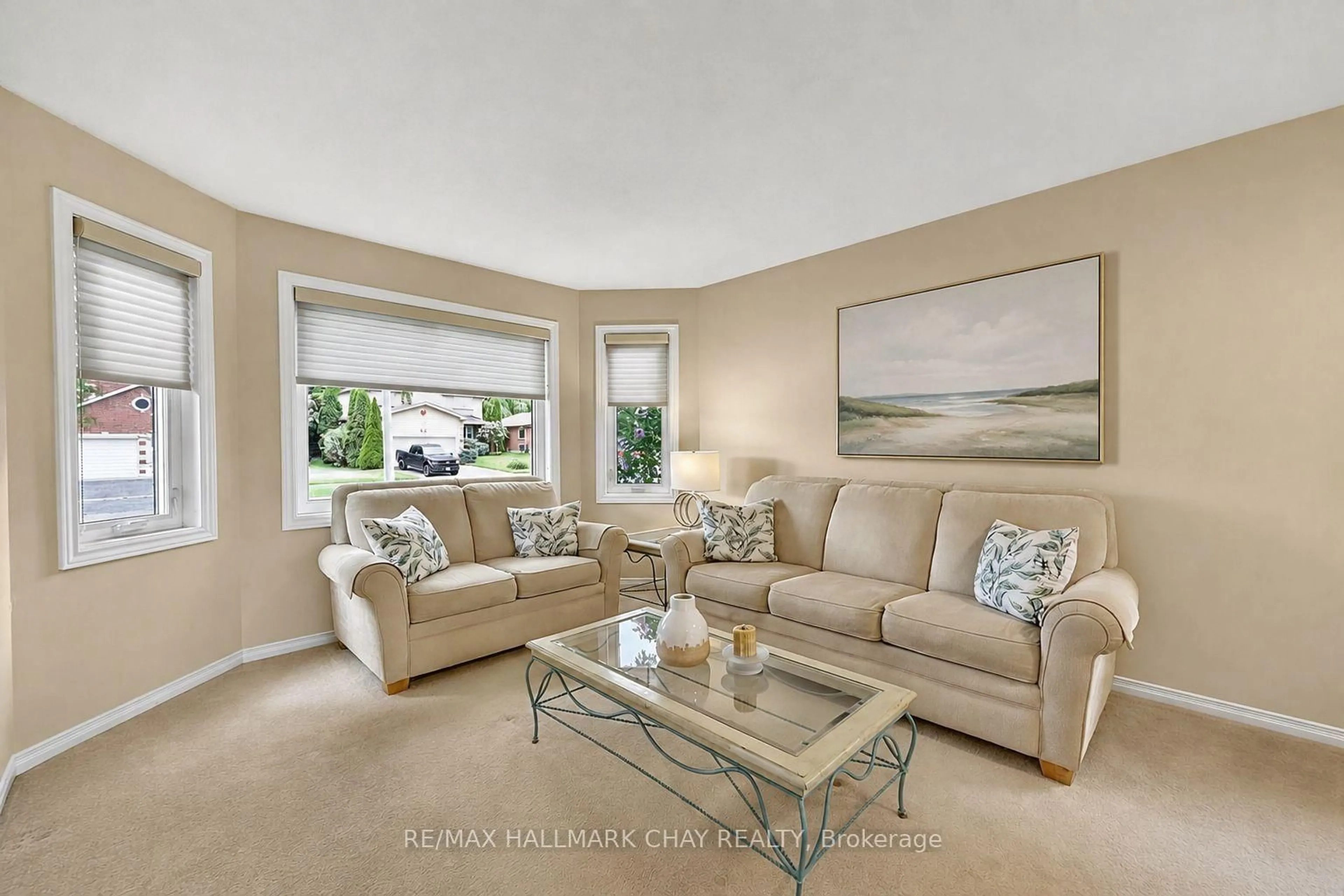Living room with furniture, unknown for 207 Melbourne Dr, Bradford West Gwillimbury Ontario L3Z 2Y8