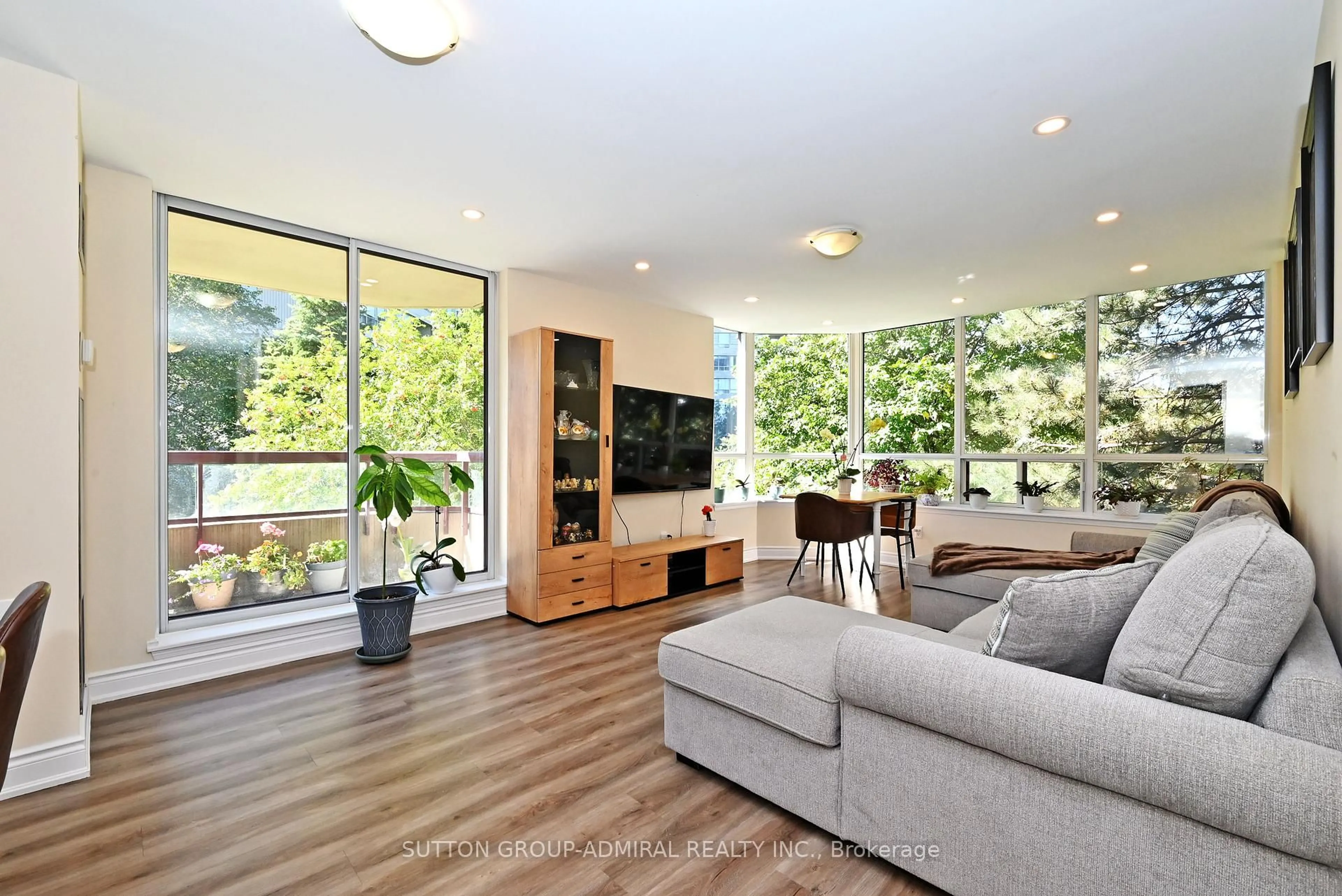 Living room with furniture, unknown for 91 Townsgate Dr #203, Vaughan Ontario L4J 8E8