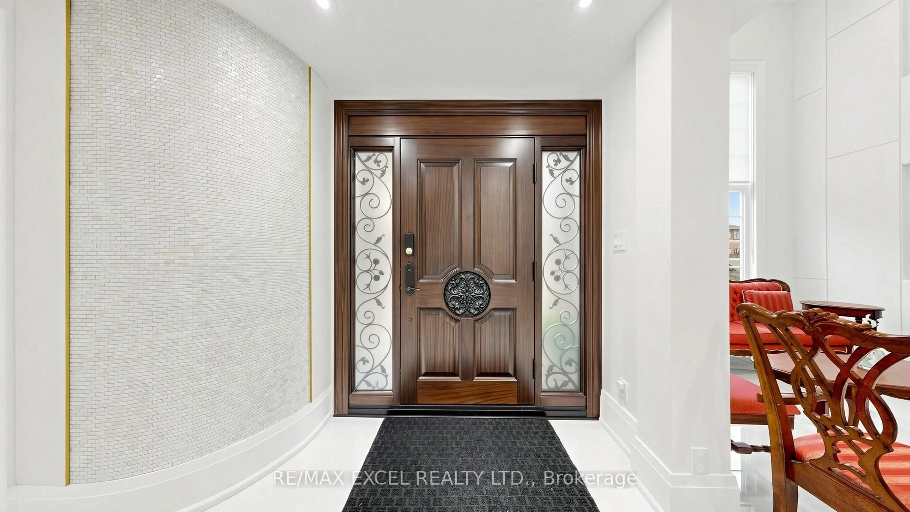 Indoor entryway for 2B Trinity Cres, Richmond Hill Ontario L4B 2S4