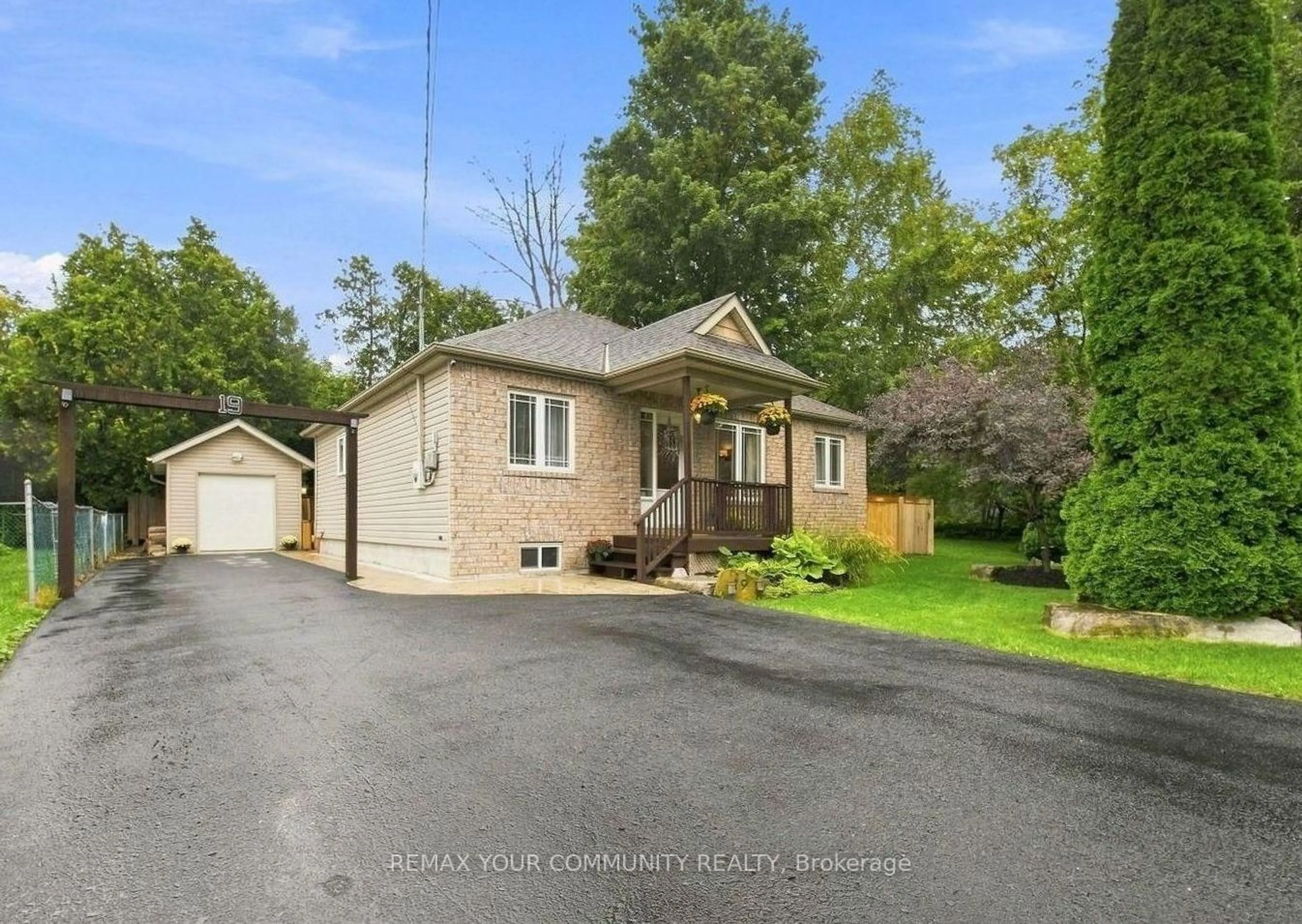 A pic from outside/outdoor area/front of a property/back of a property/a pic from drone, street for 19 De Geer St, Georgina Ontario L0E 1L0