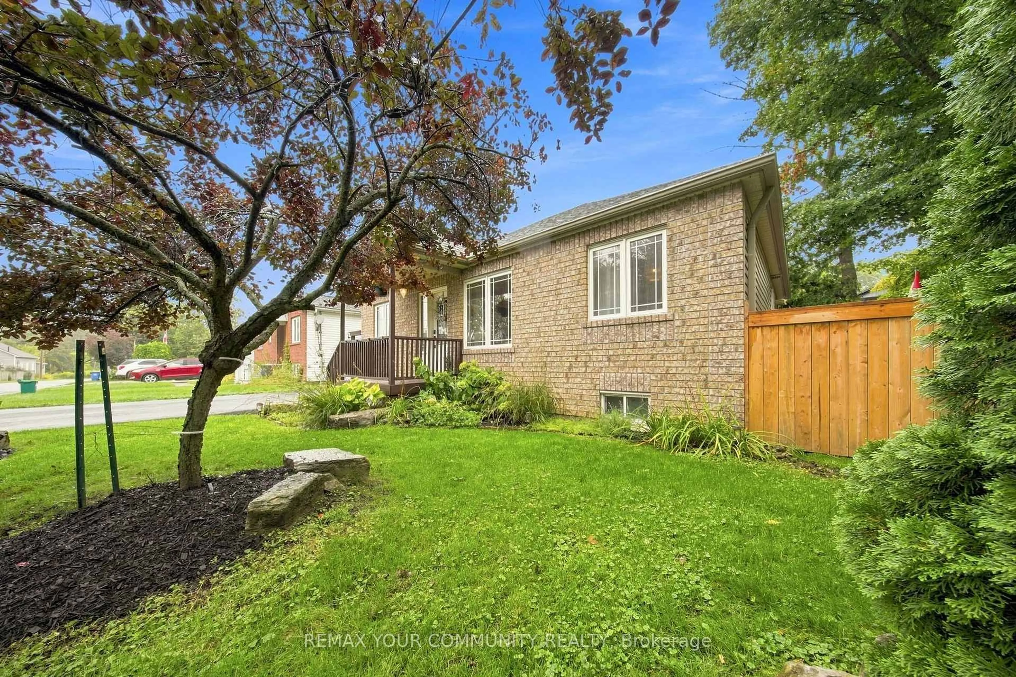 Patio, street for 19 De Geer St, Georgina Ontario L0E 1L0