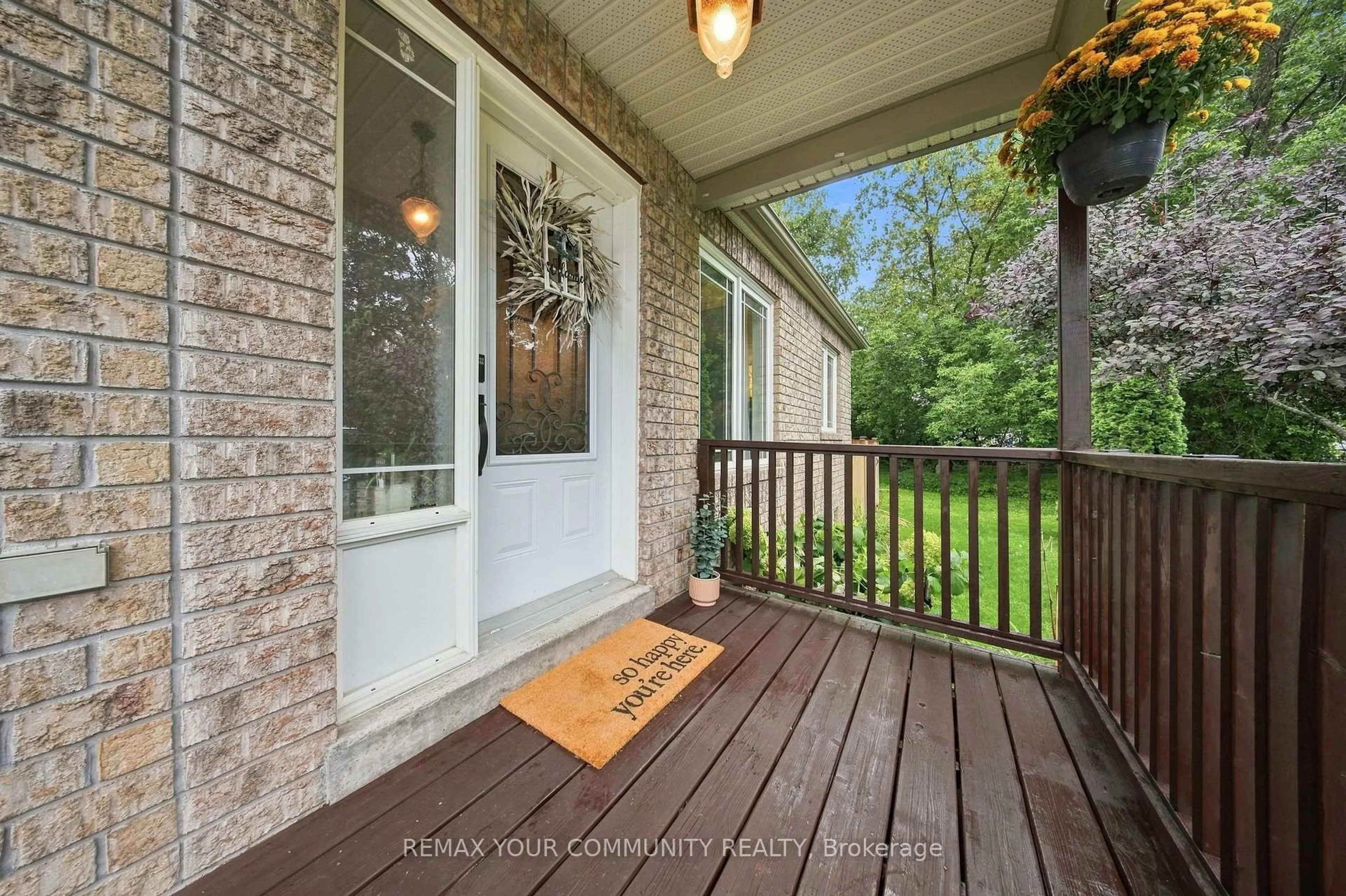Indoor entryway for 19 De Geer St, Georgina Ontario L0E 1L0