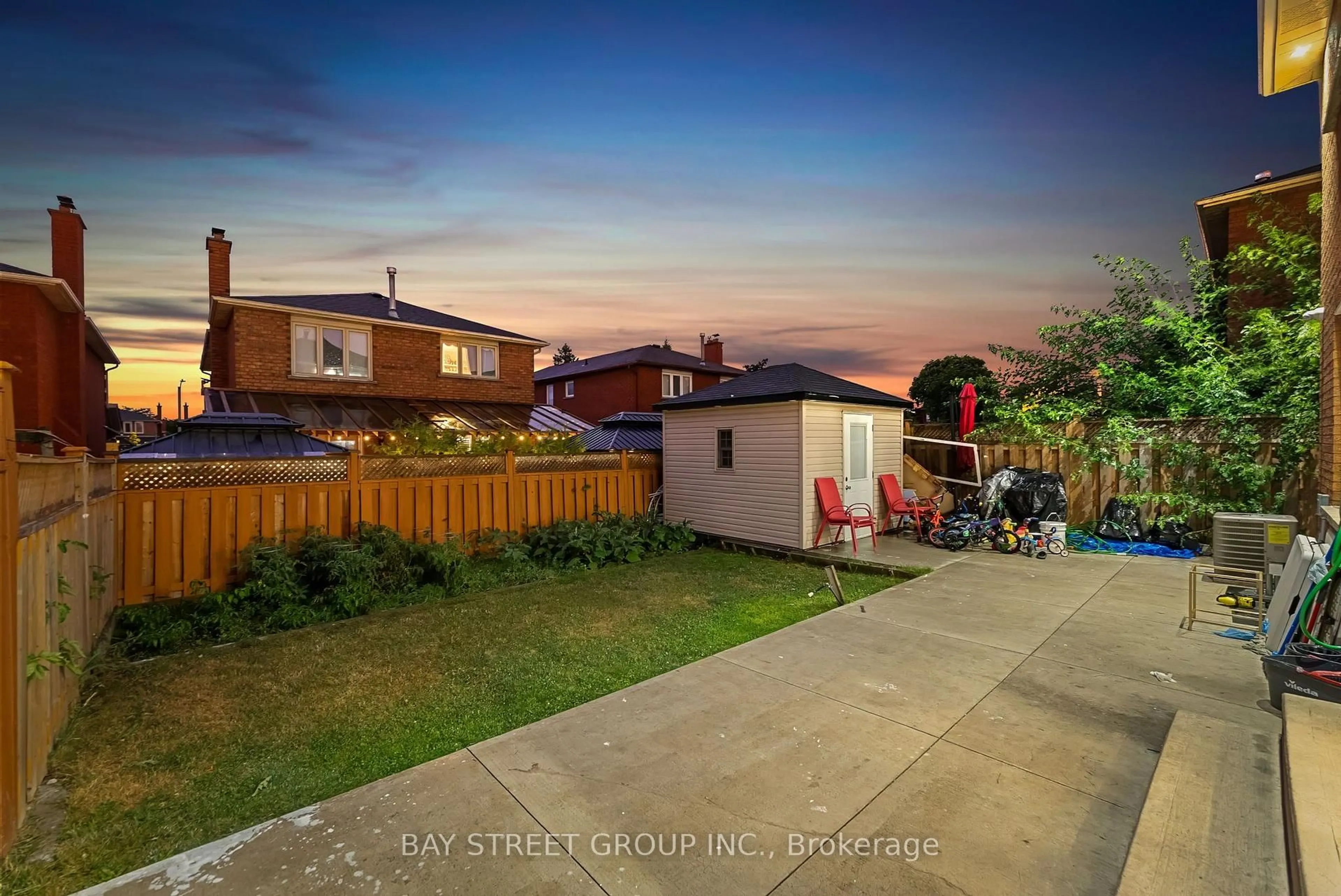 A pic from outside/outdoor area/front of a property/back of a property/a pic from drone, street for 34 Lamp Cres, Vaughan Ontario L4L 6J9