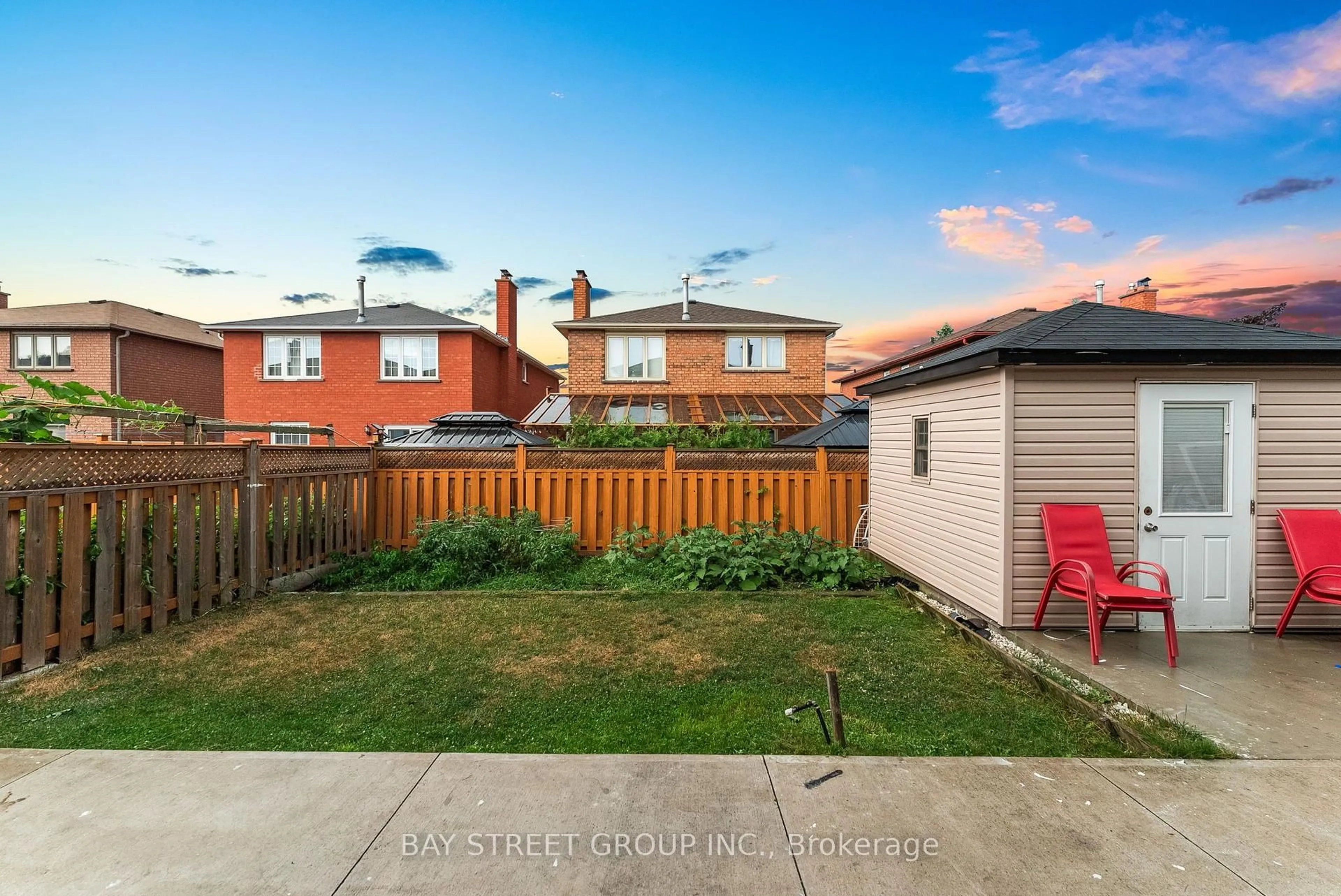 A pic from outside/outdoor area/front of a property/back of a property/a pic from drone, street for 34 Lamp Cres, Vaughan Ontario L4L 6J9