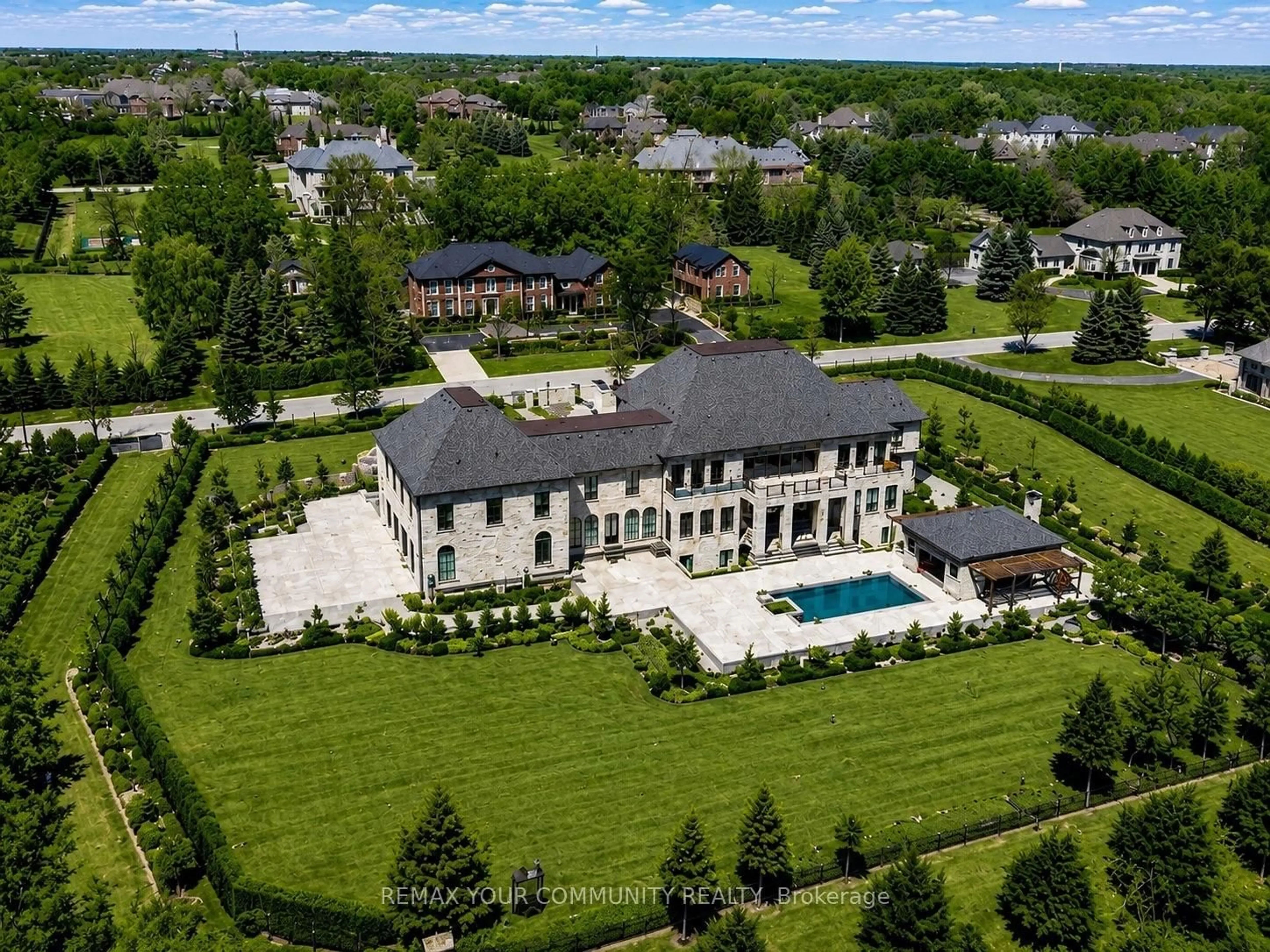 A pic from outside/outdoor area/front of a property/back of a property/a pic from drone, unknown for 15 Eden Vale Dr, King Ontario L7B 1L8
