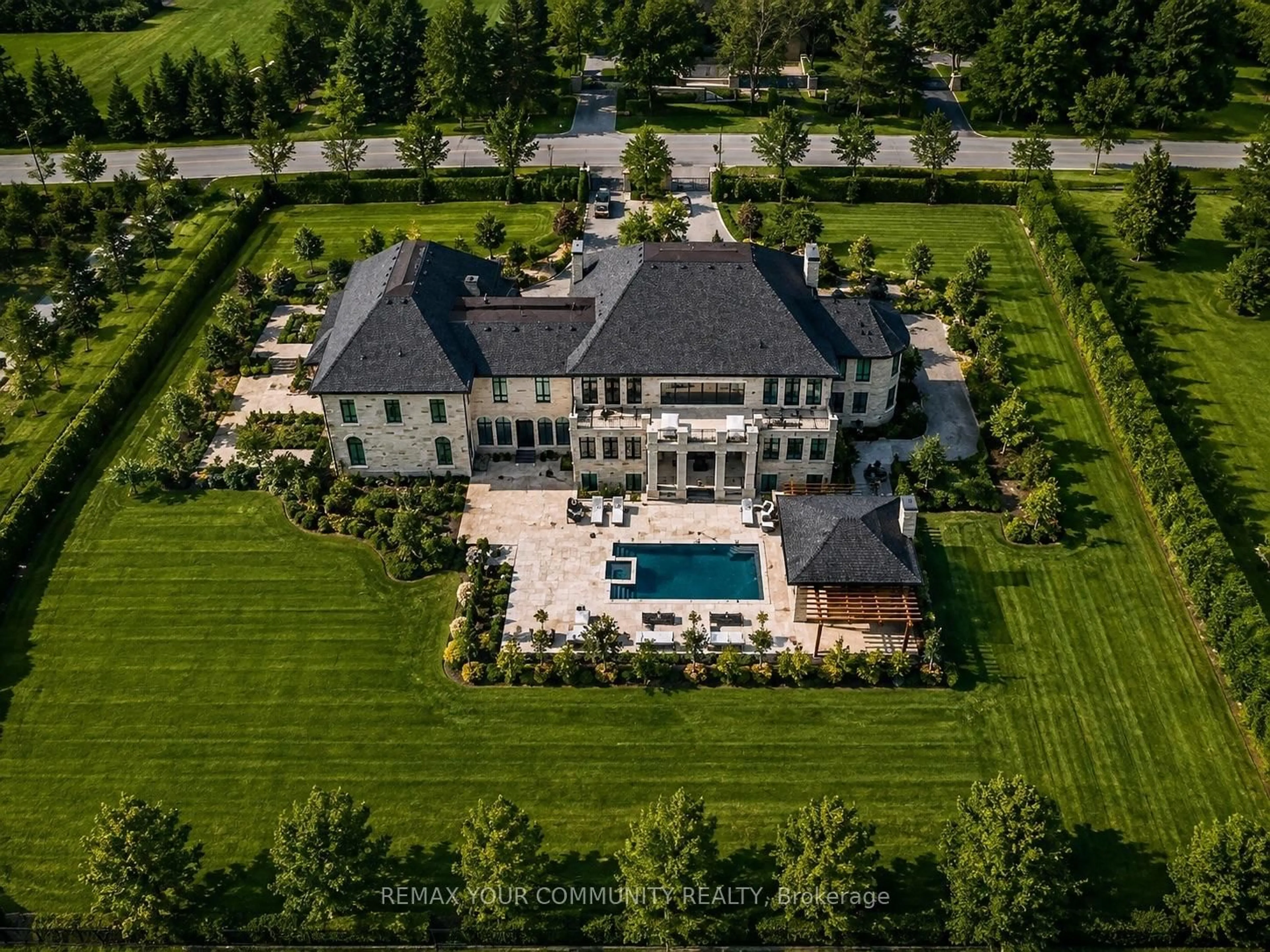 A pic from outside/outdoor area/front of a property/back of a property/a pic from drone, unknown for 15 Eden Vale Dr, King Ontario L7B 1L8