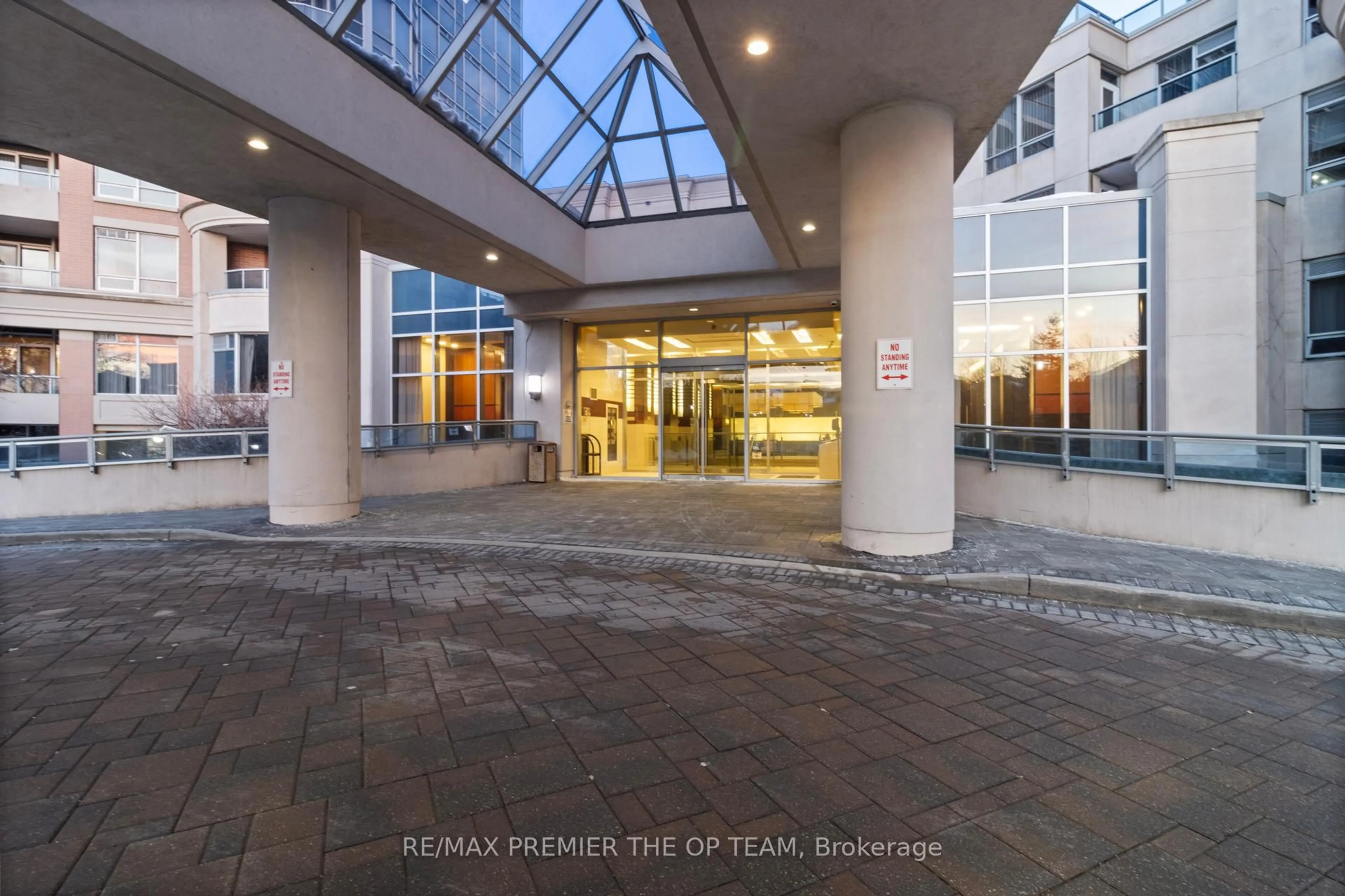Indoor foyer for 23 Cox Blvd #1077, Markham Ontario L3R 7Z9
