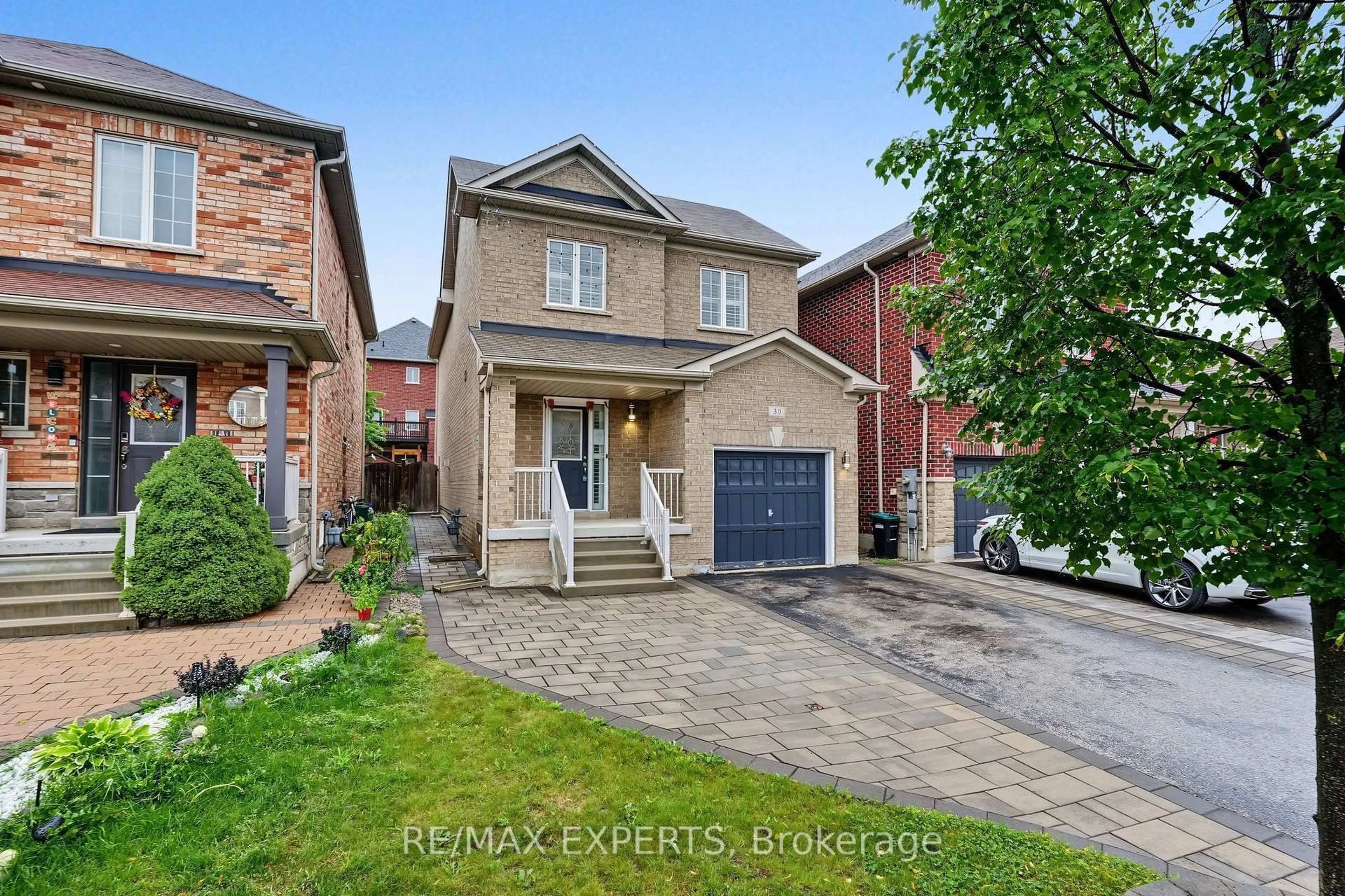 Home with brick exterior material, street for 39 Naylor Dr, Bradford West Gwillimbury Ontario L3Z 0K1