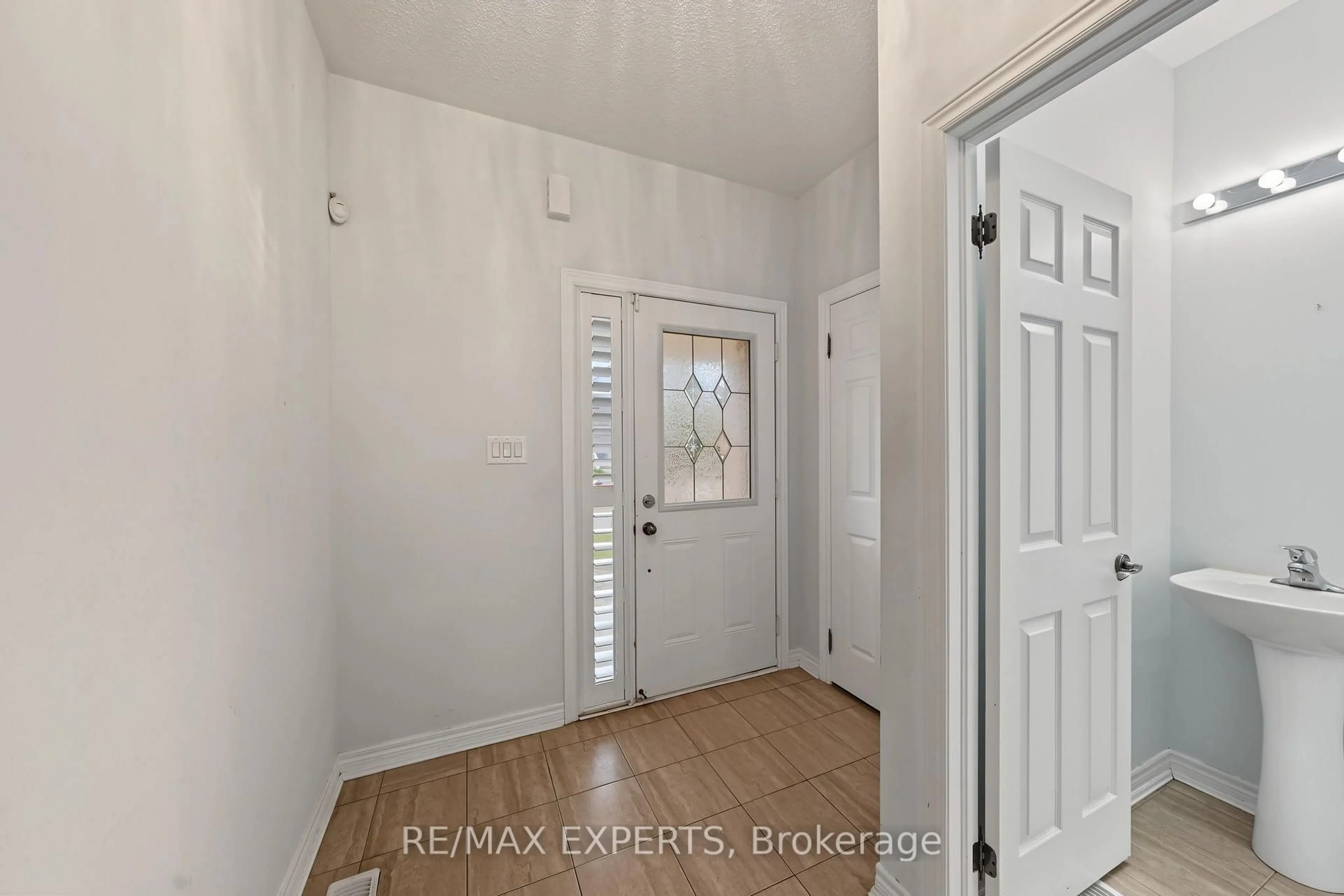 Indoor entryway for 39 Naylor Dr, Bradford West Gwillimbury Ontario L3Z 0K1