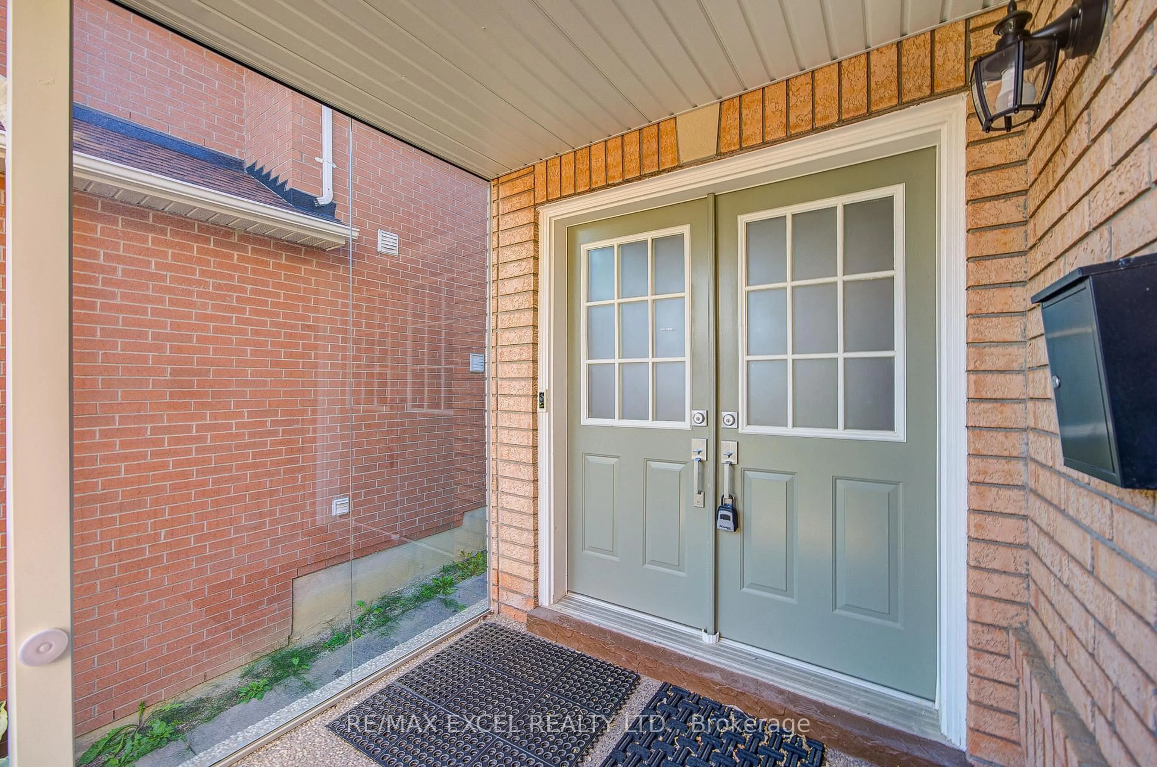Indoor entryway for 6 Sapphire Dr, Richmond Hill Ontario L4S 2E4
