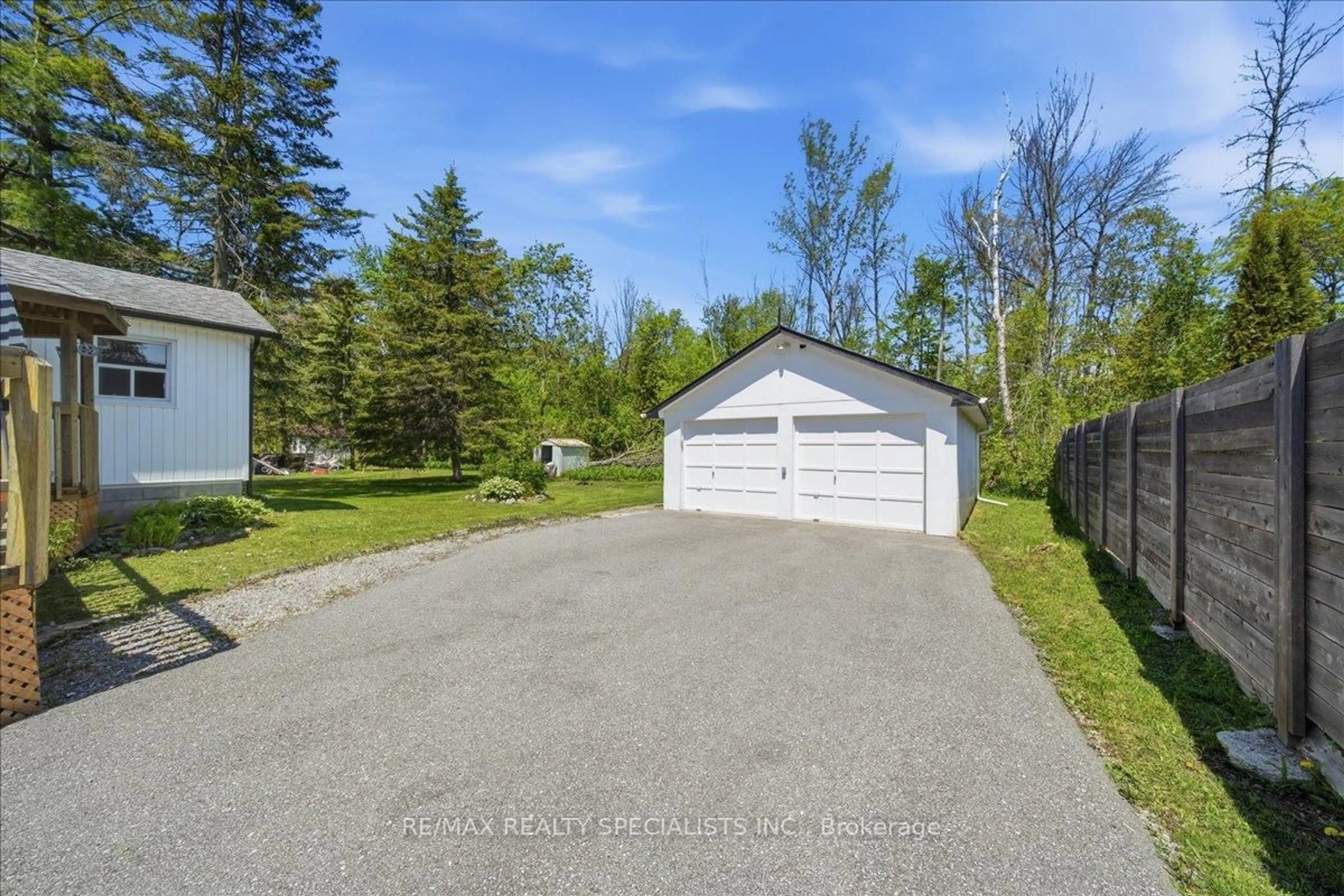 A pic from outside/outdoor area/front of a property/back of a property/a pic from drone, street for 644 Rose Lane, Innisfil Ontario L9S 2H5