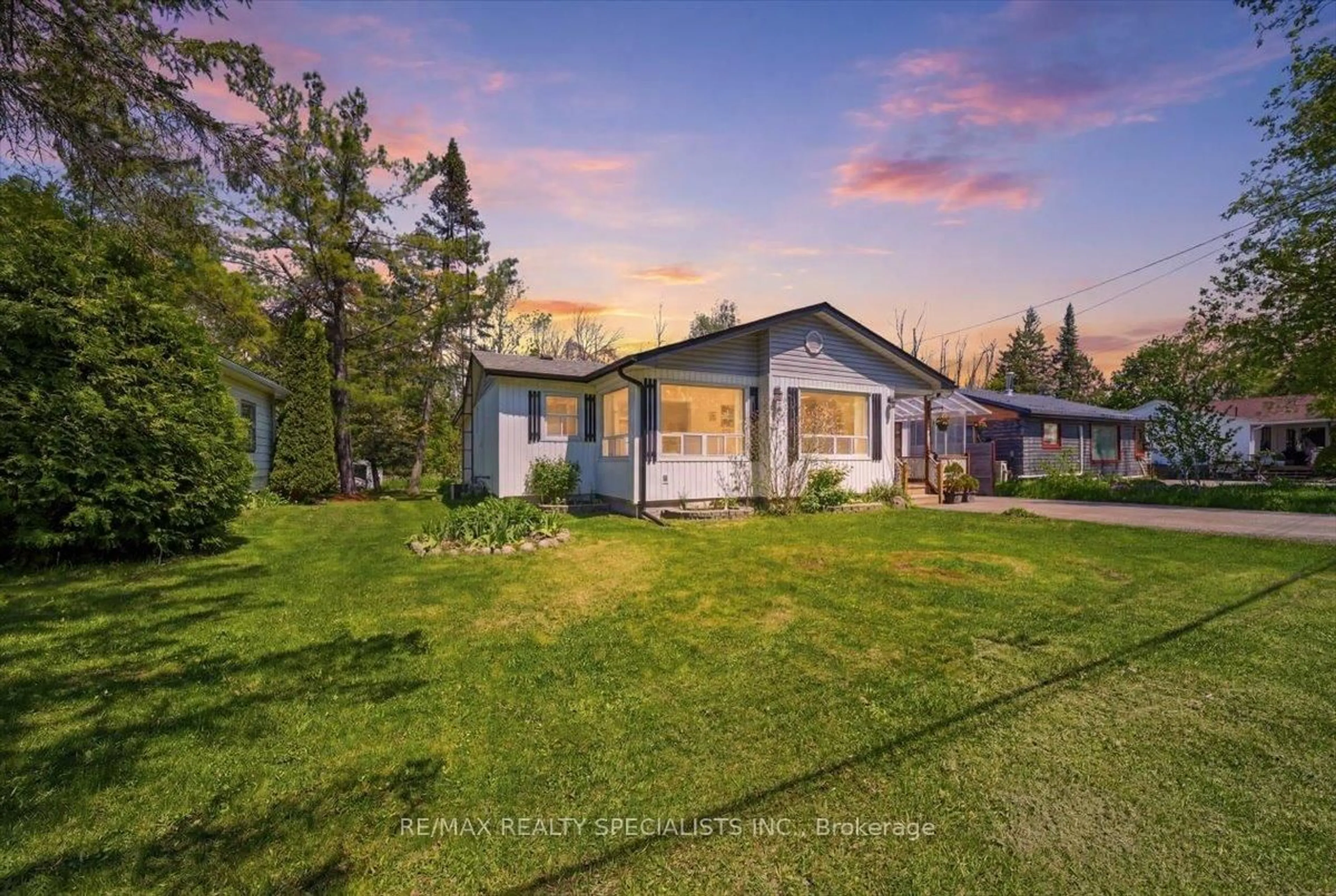 A pic from outside/outdoor area/front of a property/back of a property/a pic from drone, street for 644 Rose Lane, Innisfil Ontario L9S 2H5