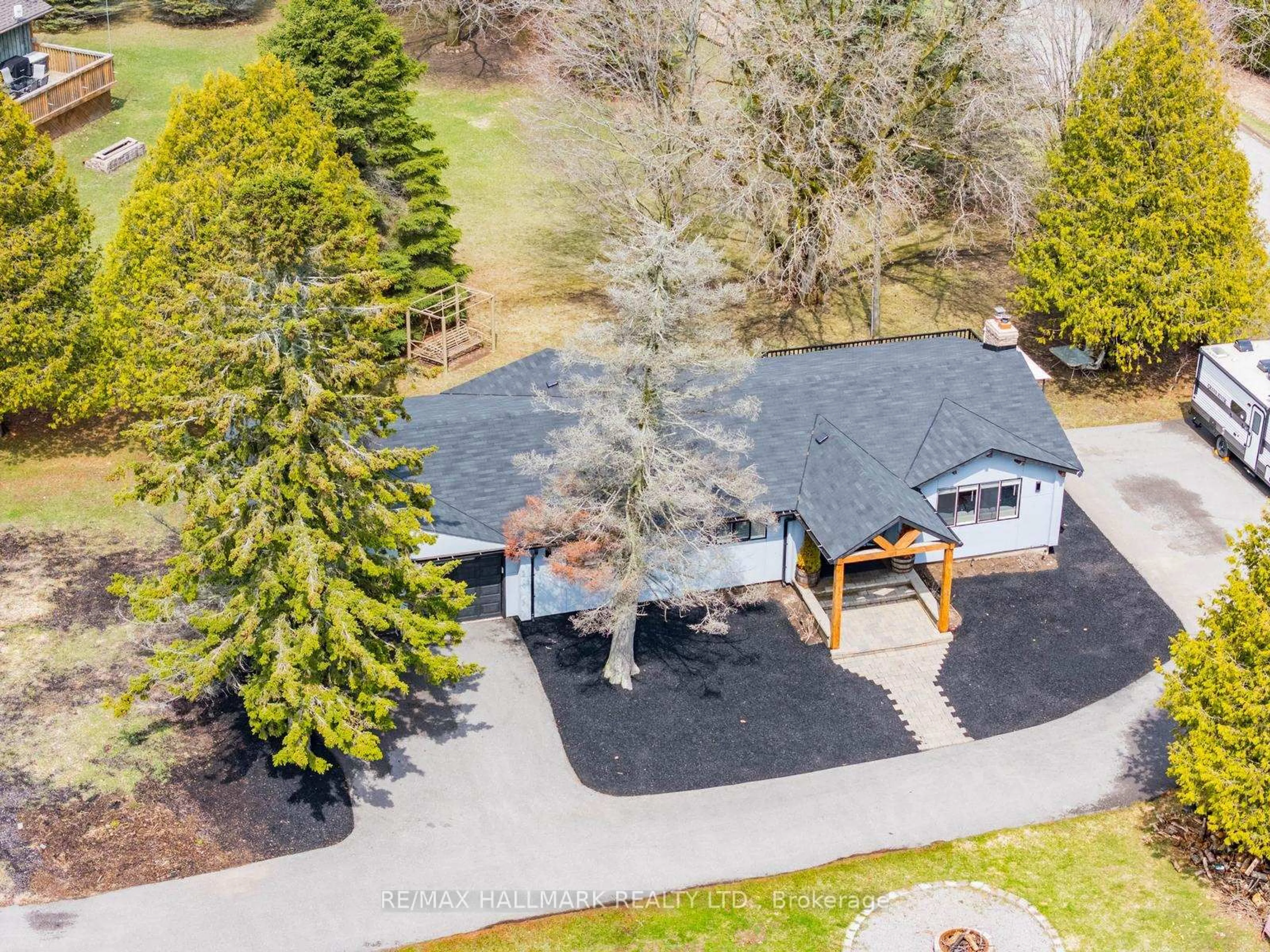 A pic from outside/outdoor area/front of a property/back of a property/a pic from drone, unknown for 5C Mill Run Gate, Uxbridge Ontario L0C 1A0