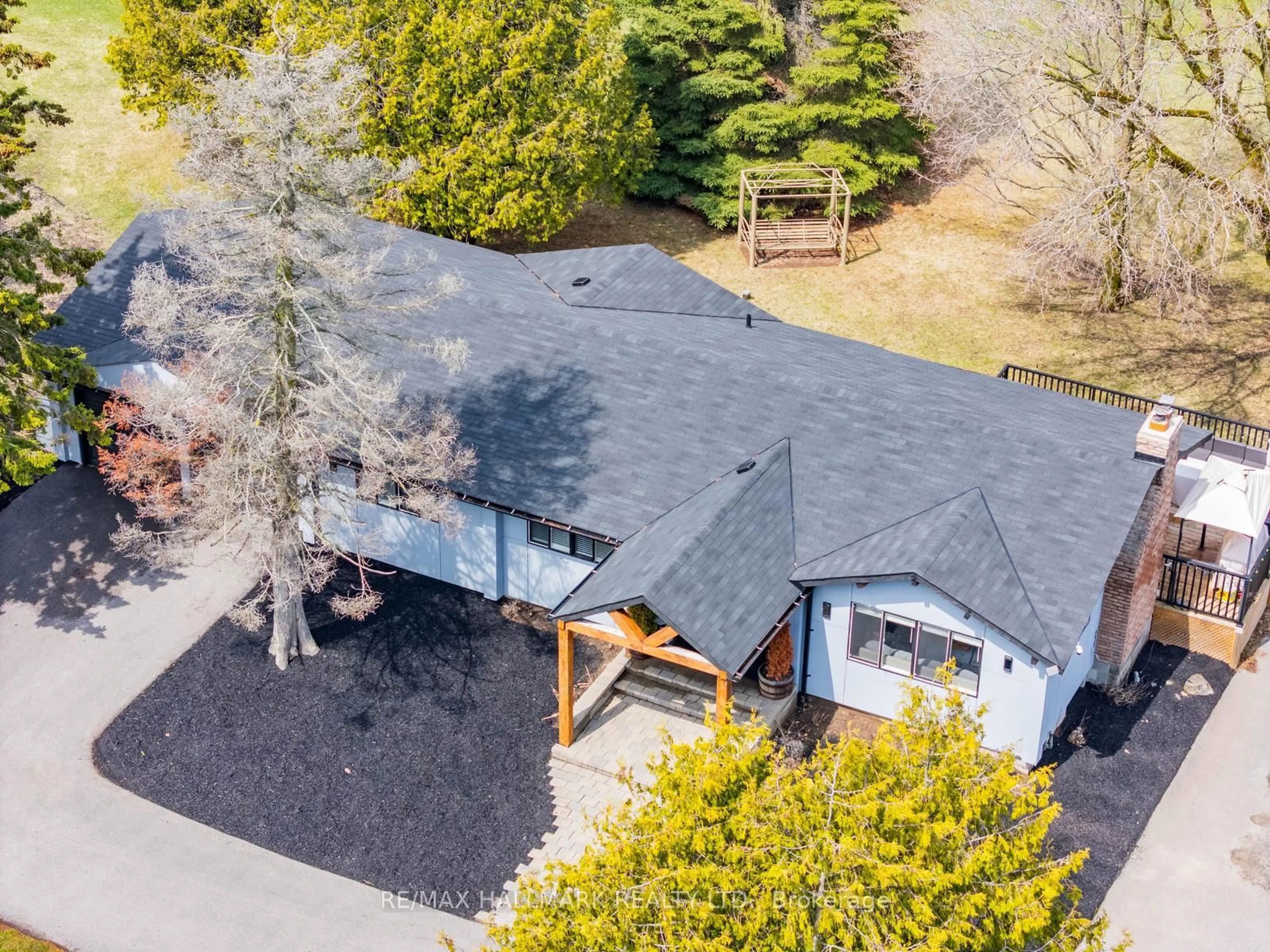 A pic from outside/outdoor area/front of a property/back of a property/a pic from drone, street for 5C Mill Run Gate, Uxbridge Ontario L0C 1A0