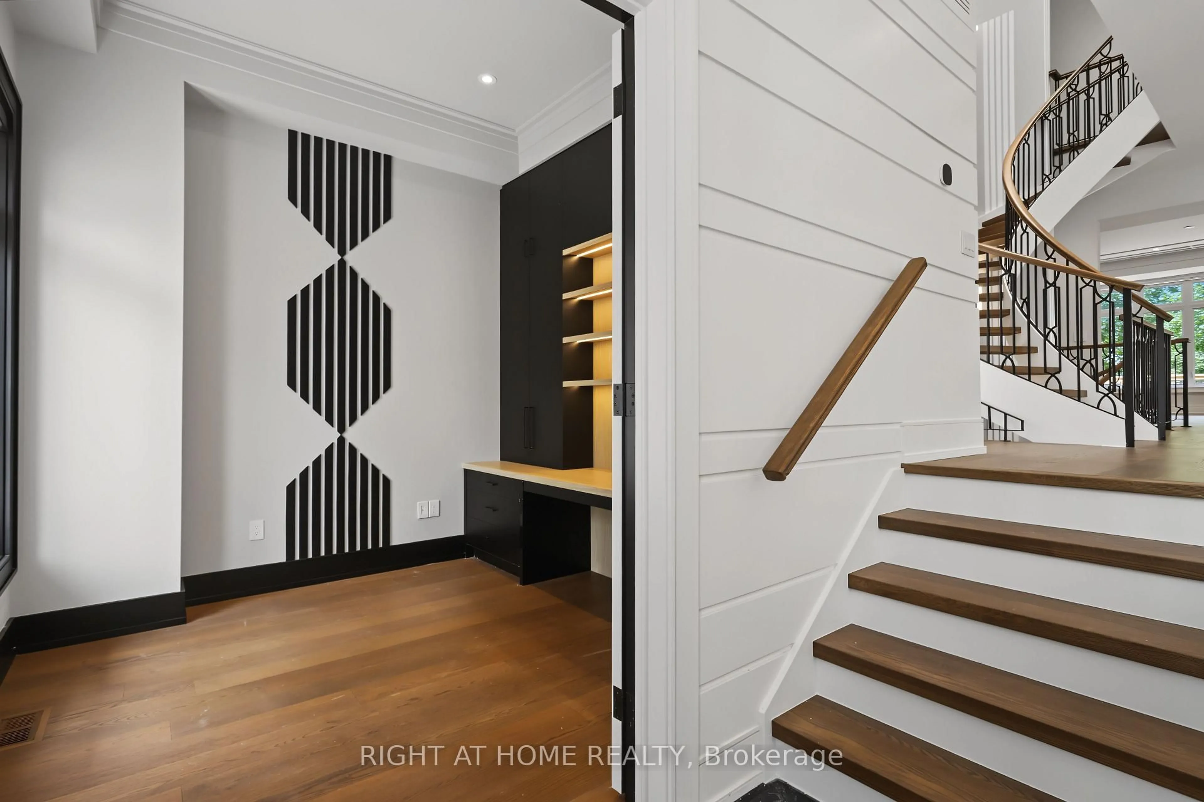 Indoor entryway for 73 Harding Blvd, Richmond Hill Ontario L4C 1S7