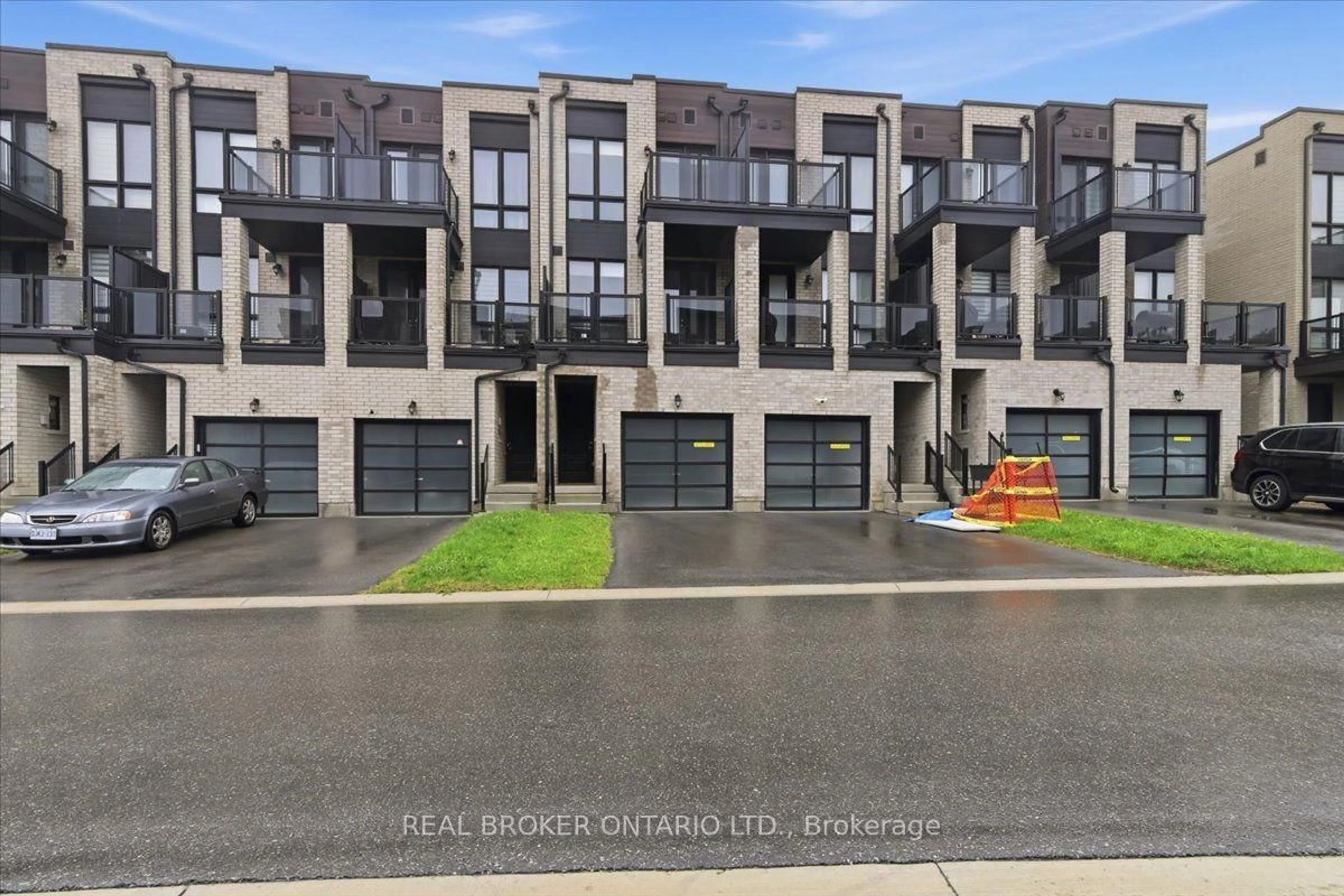 A pic from outside/outdoor area/front of a property/back of a property/a pic from drone, street for 112 Stauffer Cres, Markham Ontario L6B 1R1