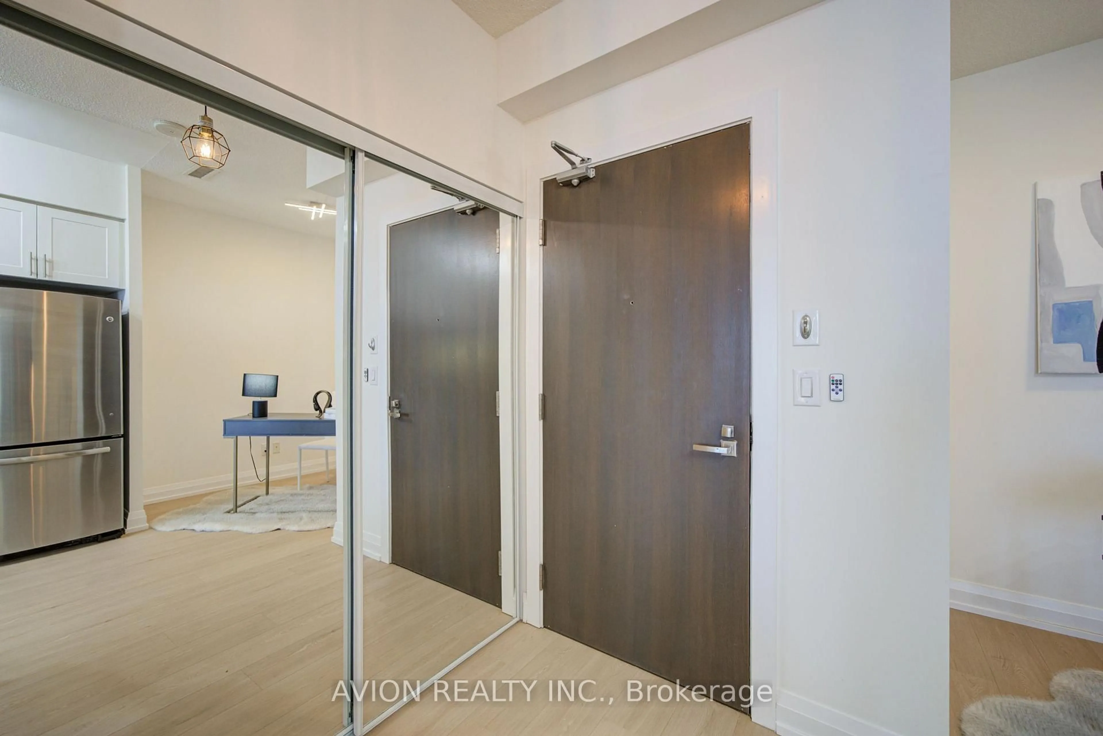 Indoor entryway for 7171 Yonge St #2409, Markham Ontario L3T 0C8