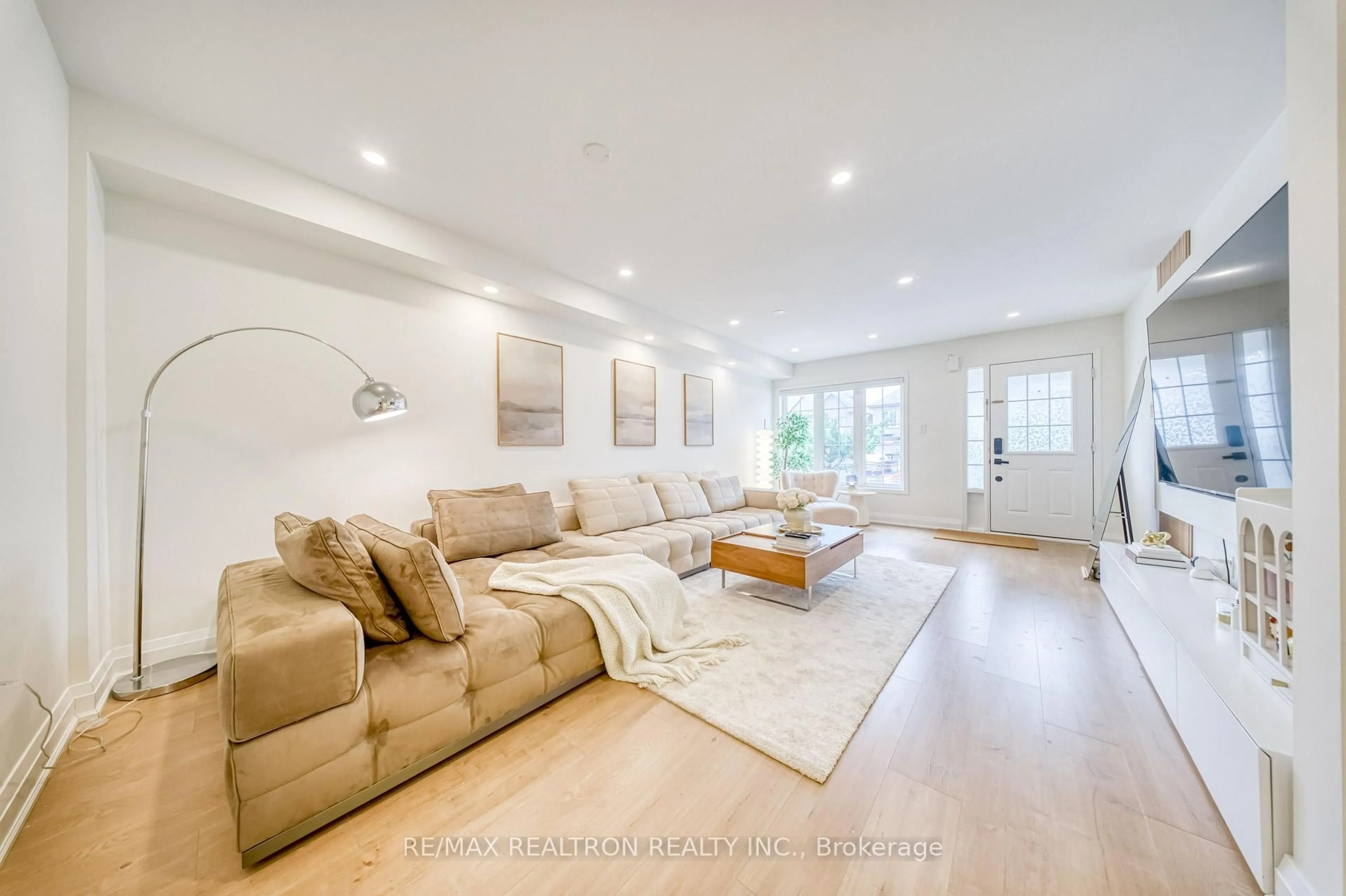 Living room with furniture, unknown for 12 Quattro Ave, Richmond Hill Ontario L4E 0S5