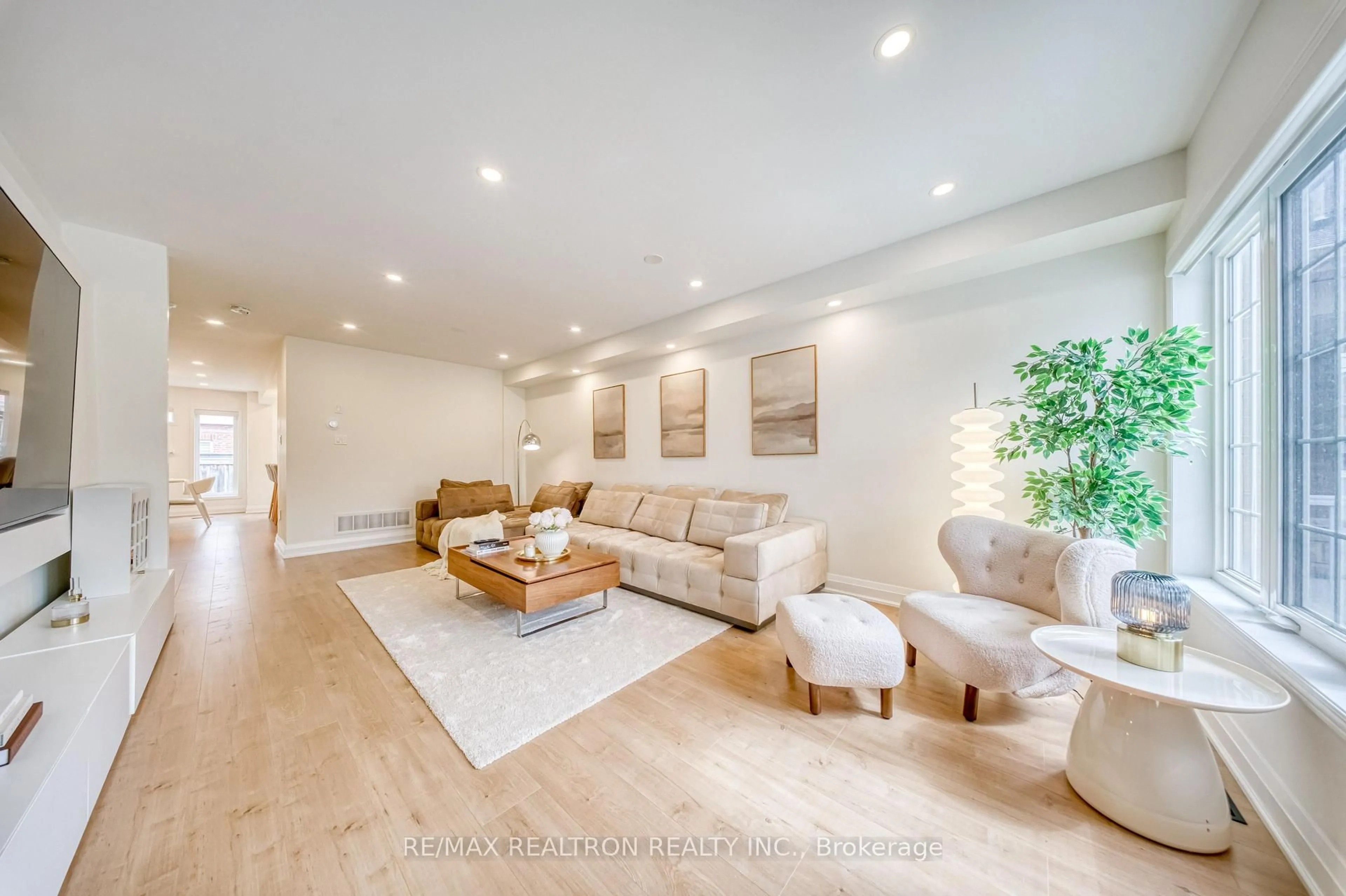 Living room with furniture, unknown for 12 Quattro Ave, Richmond Hill Ontario L4E 0S5