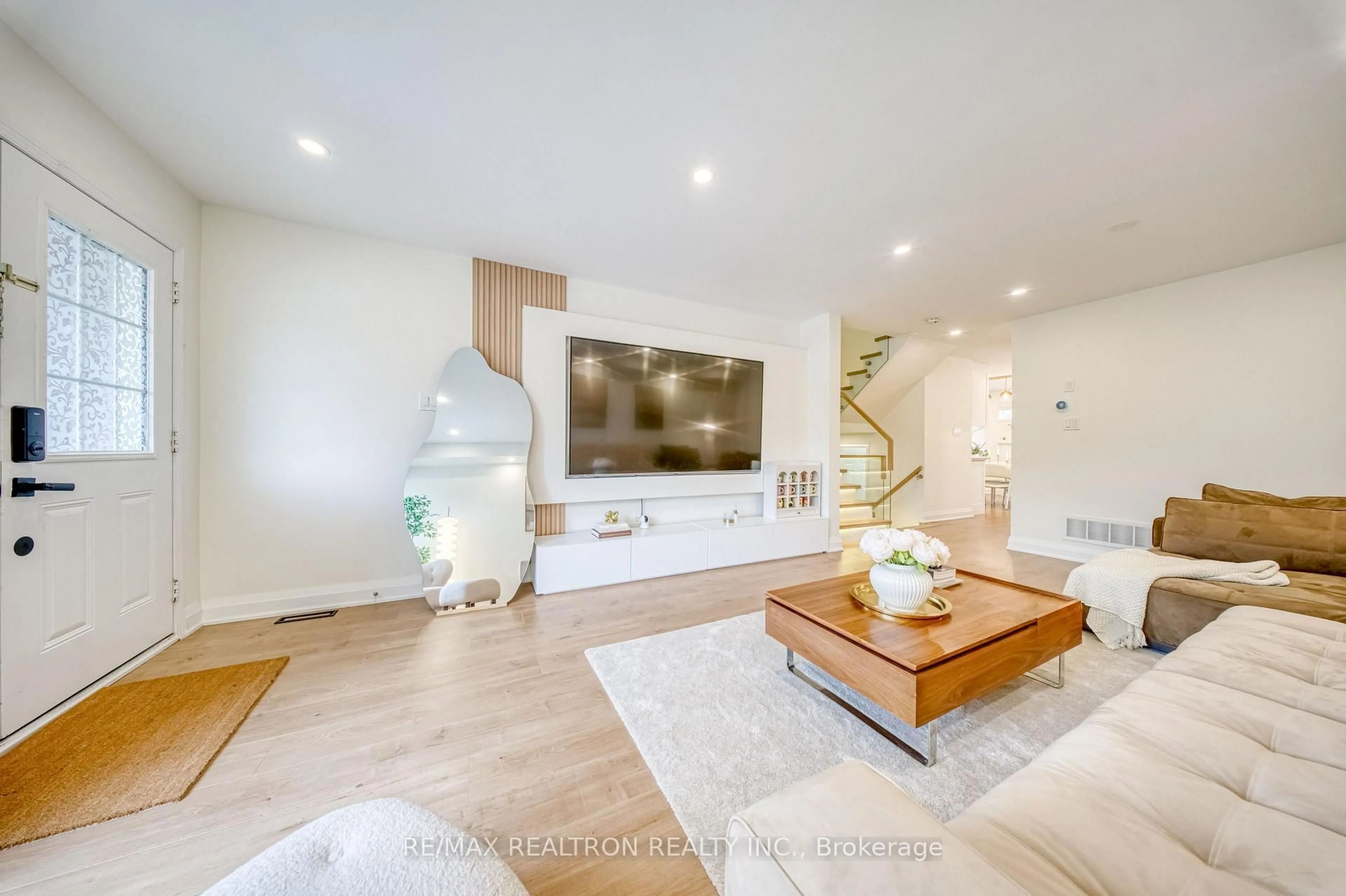 Living room with furniture, wood/laminate floor for 12 Quattro Ave, Richmond Hill Ontario L4E 0S5