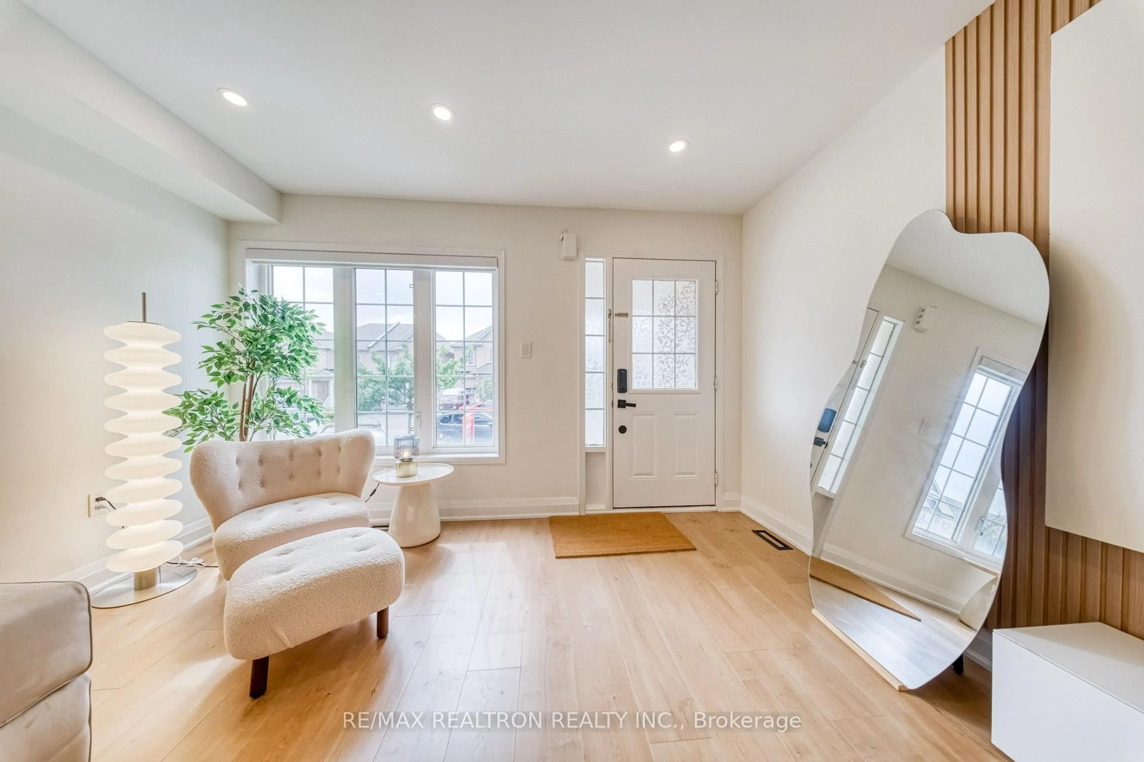 Indoor entryway for 12 Quattro Ave, Richmond Hill Ontario L4E 0S5