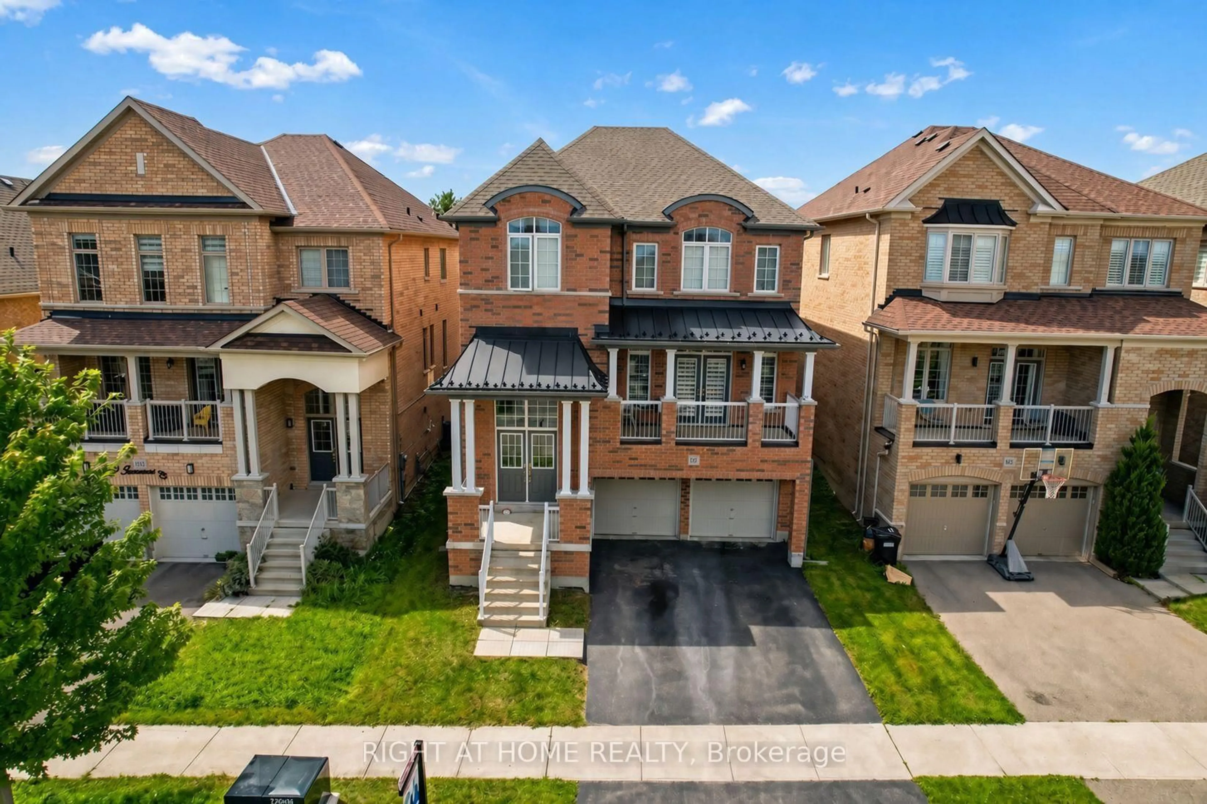 A pic from outside/outdoor area/front of a property/back of a property/a pic from drone, street for 96 Inverness Way, Bradford West Gwillimbury Ontario L3Z 0W5
