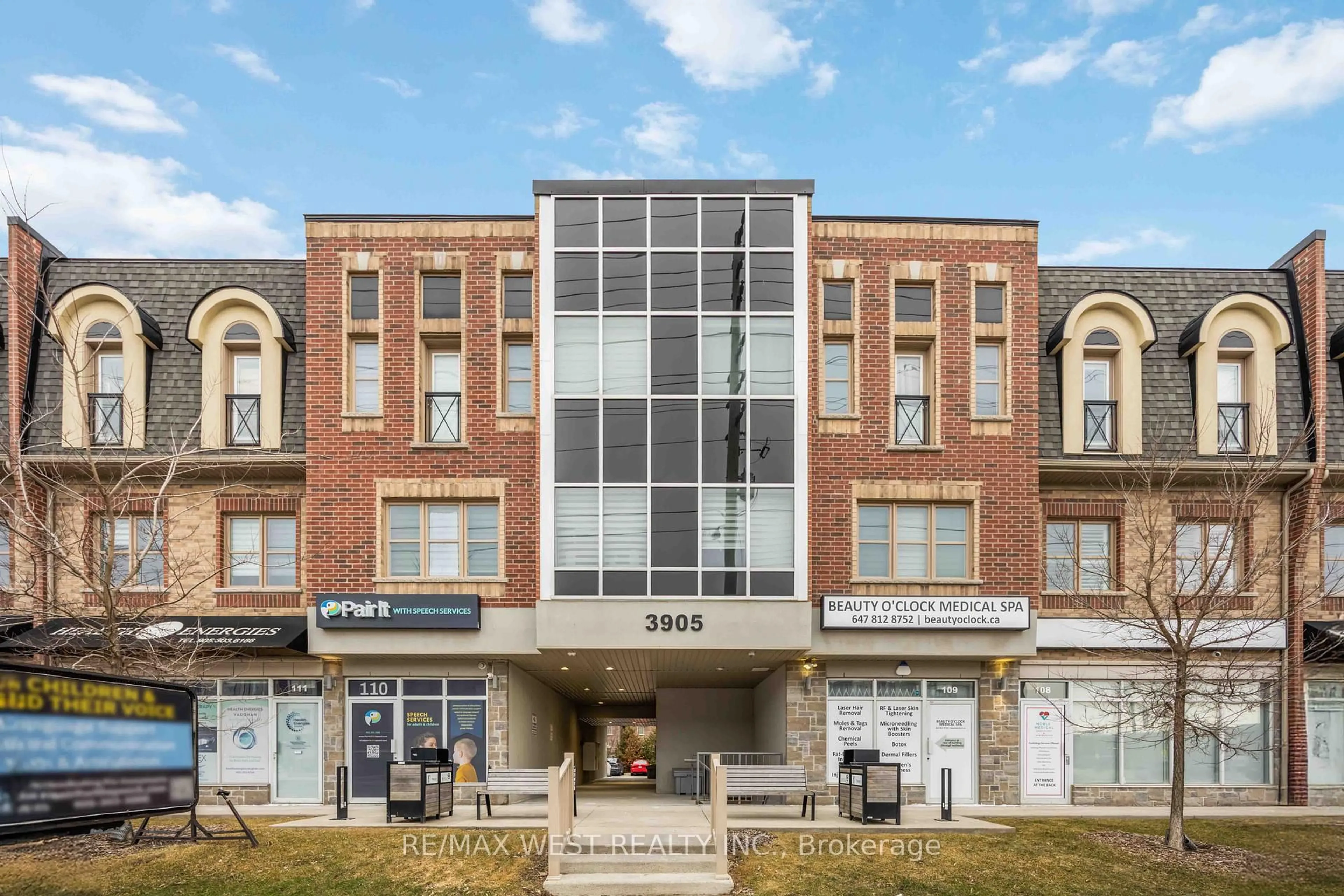 Indoor foyer for 3905 Major MacKenzie Dr #32, Vaughan Ontario L4H 4J9
