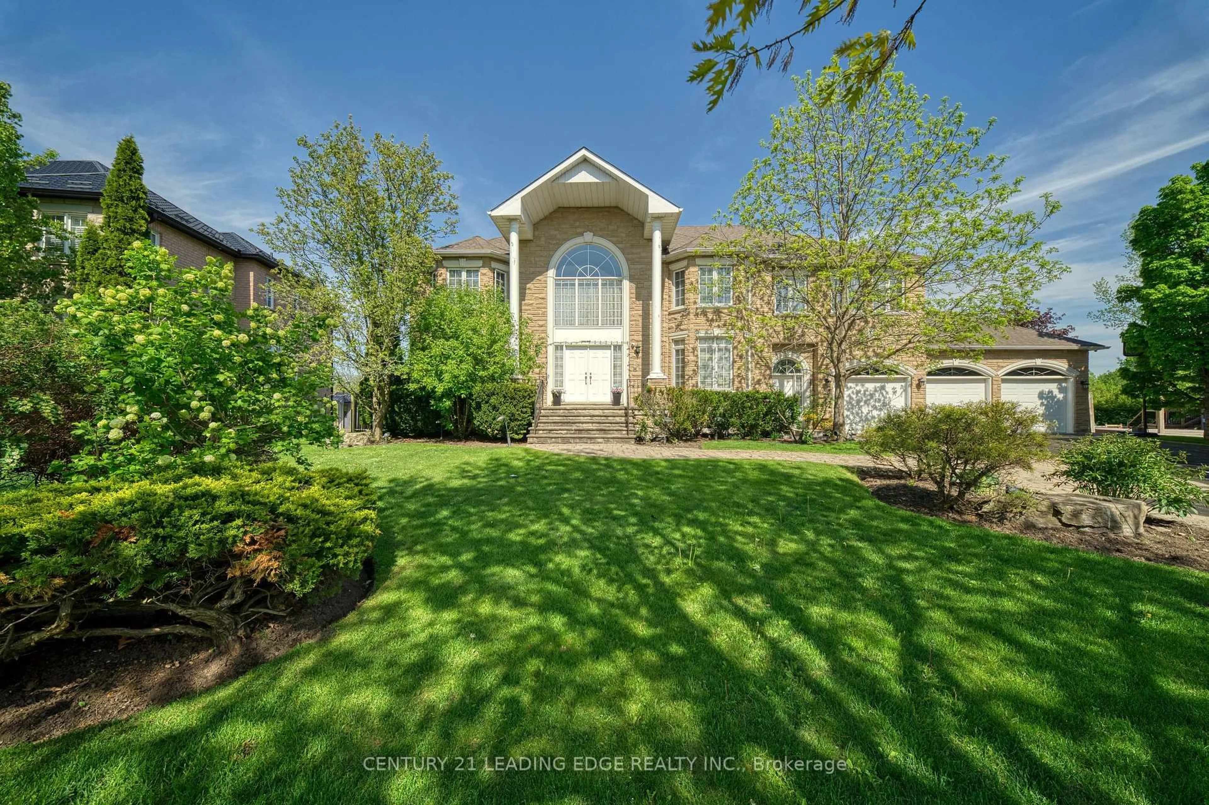 A pic from outside/outdoor area/front of a property/back of a property/a pic from drone, street for 15 Upper Ridge Crt, Markham Ontario L3S 3W6