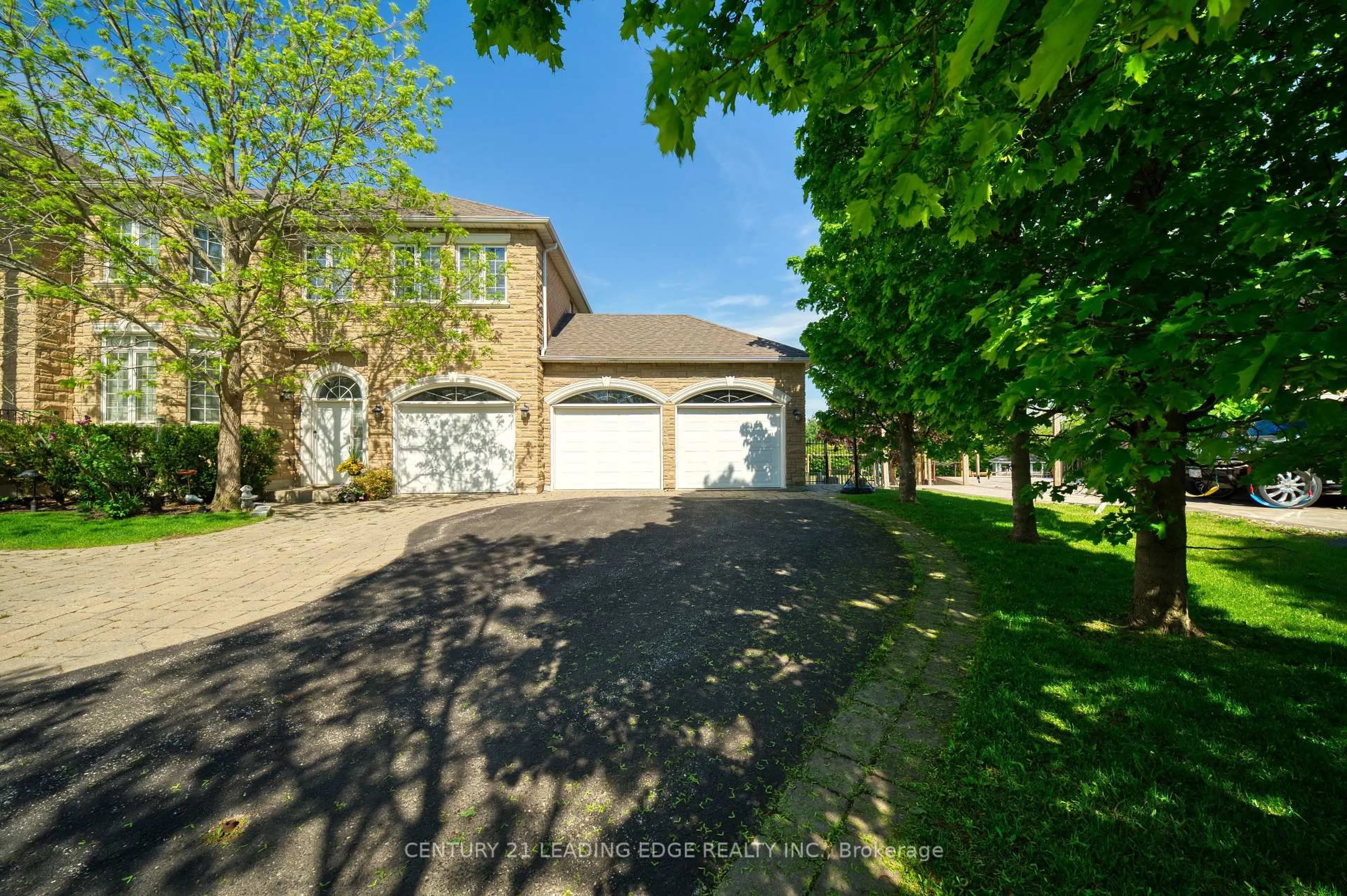 A pic from outside/outdoor area/front of a property/back of a property/a pic from drone, street for 15 Upper Ridge Crt, Markham Ontario L3S 3W6