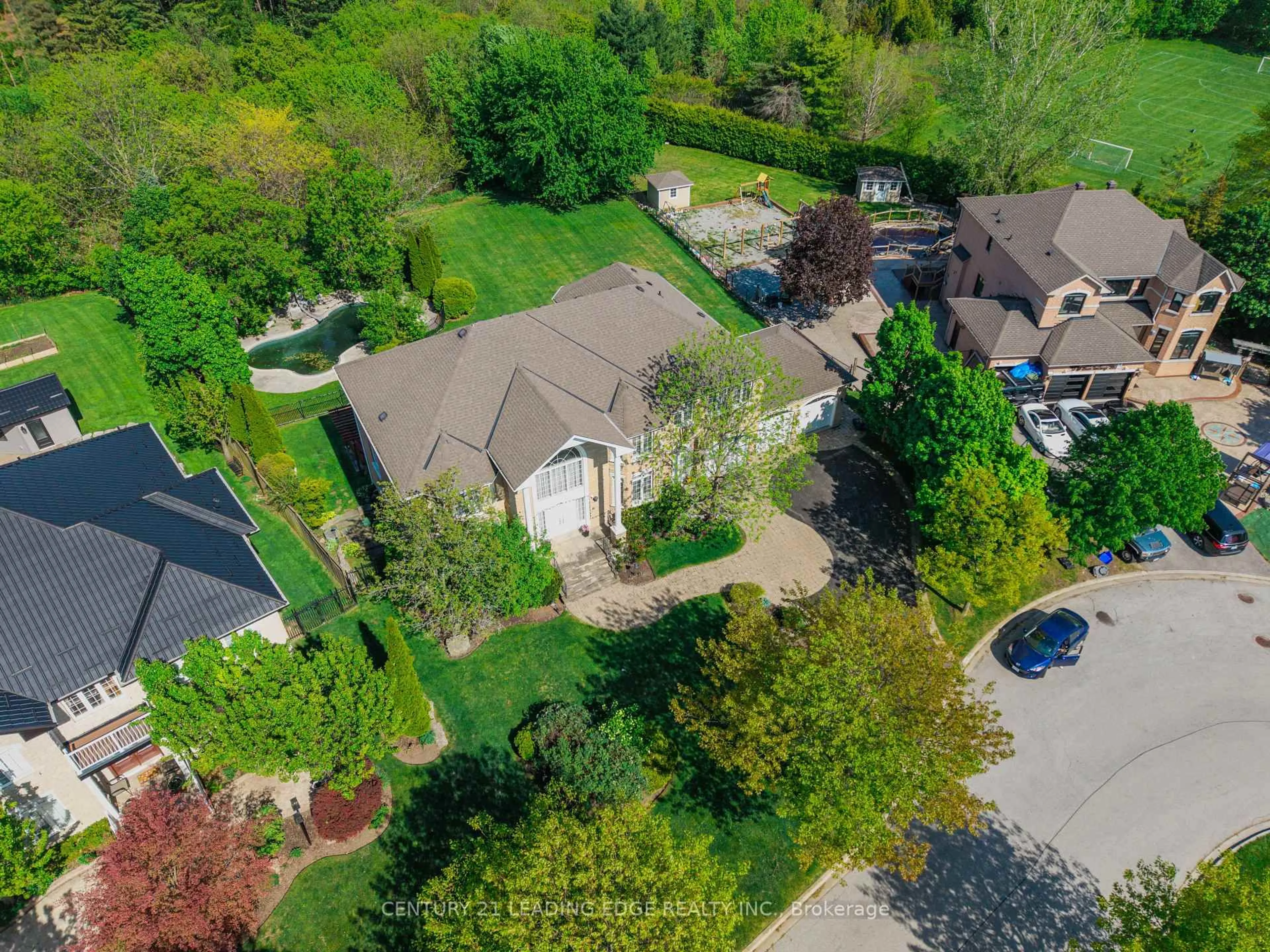 A pic from outside/outdoor area/front of a property/back of a property/a pic from drone, street for 15 Upper Ridge Crt, Markham Ontario L3S 3W6