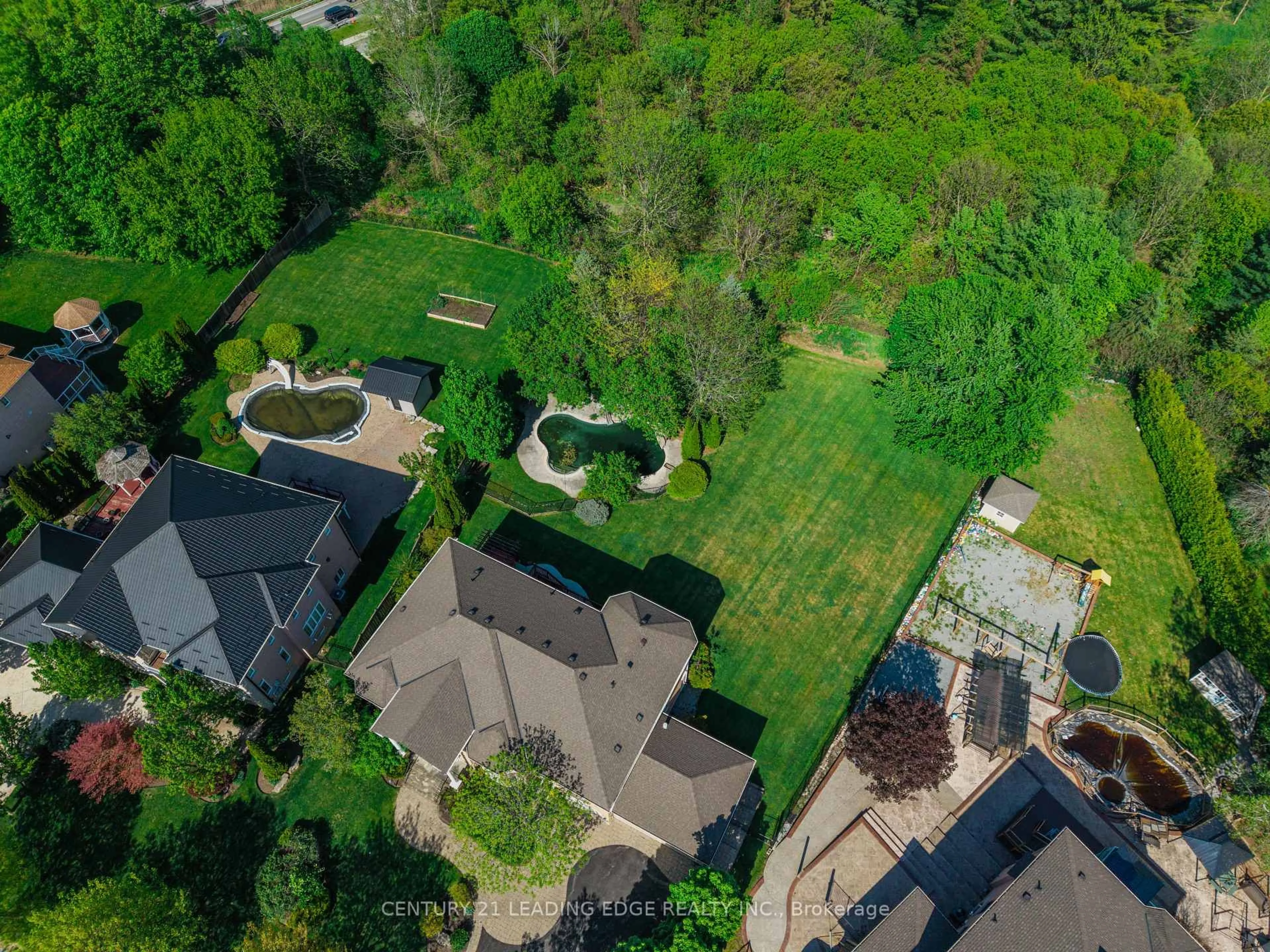 A pic from outside/outdoor area/front of a property/back of a property/a pic from drone, street for 15 Upper Ridge Crt, Markham Ontario L3S 3W6
