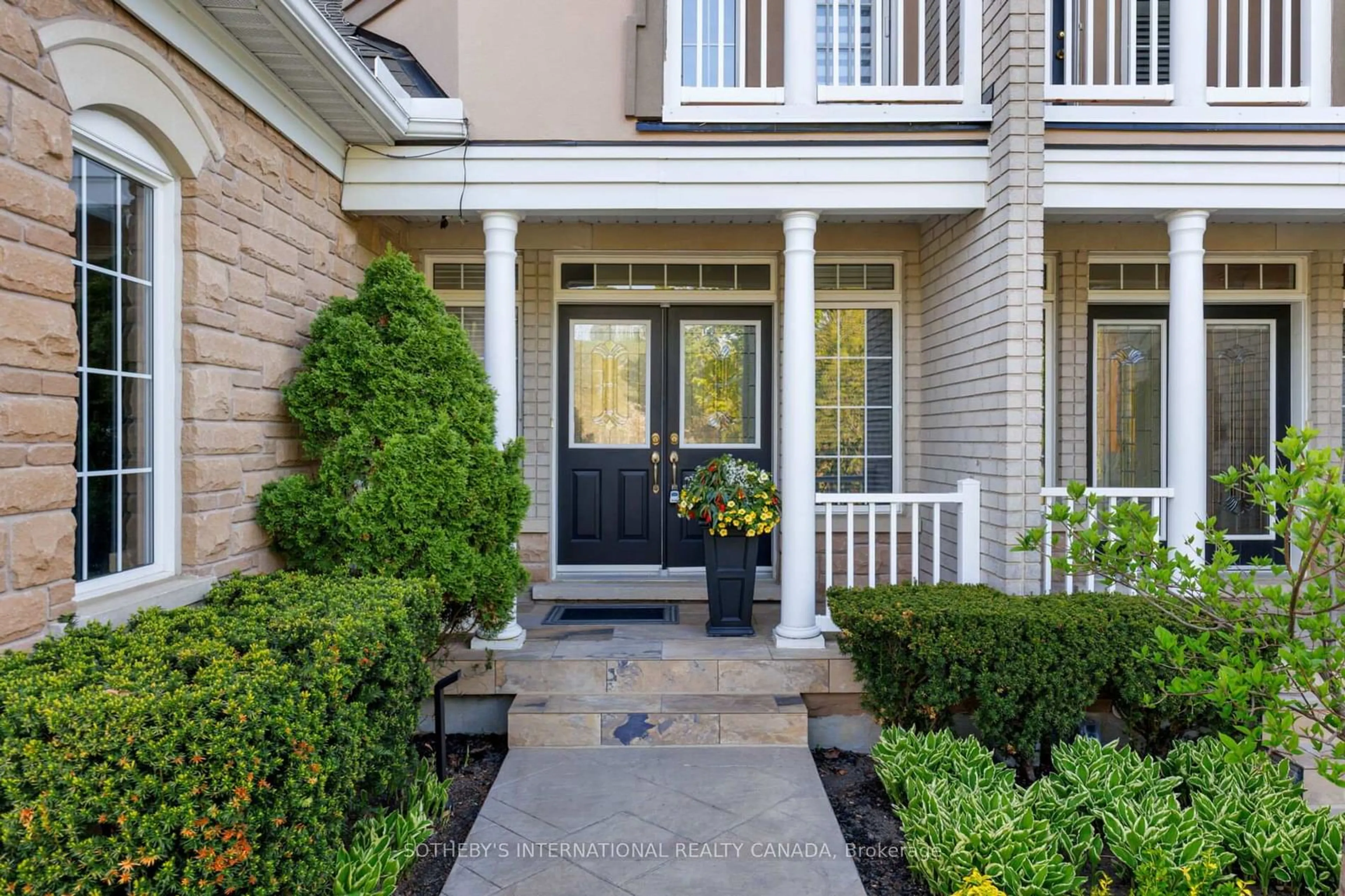 Indoor entryway for 463 Crossing Bridge Pl, Aurora Ontario L4G 7N1