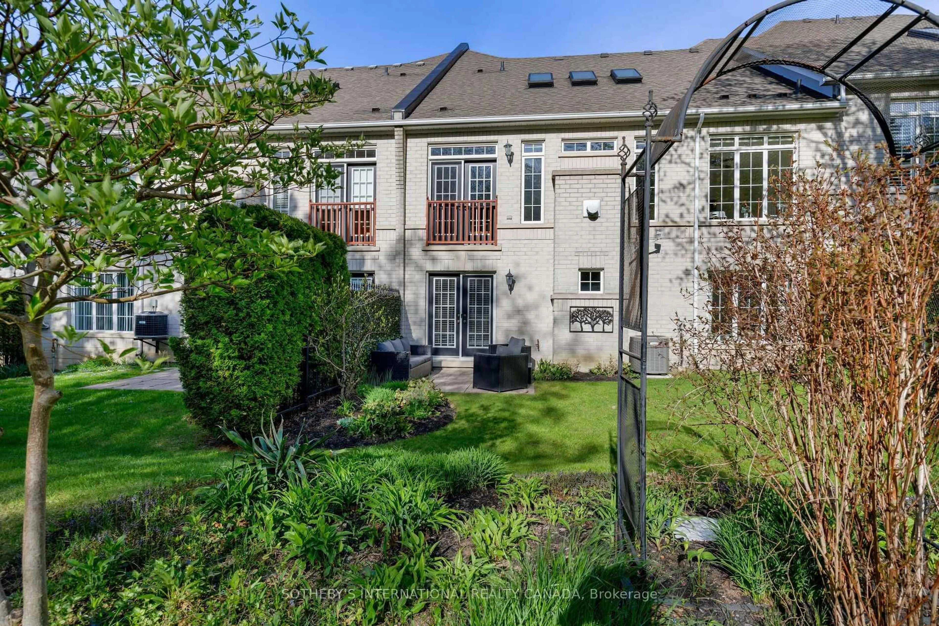 Patio, street for 463 Crossing Bridge Pl, Aurora Ontario L4G 7N1