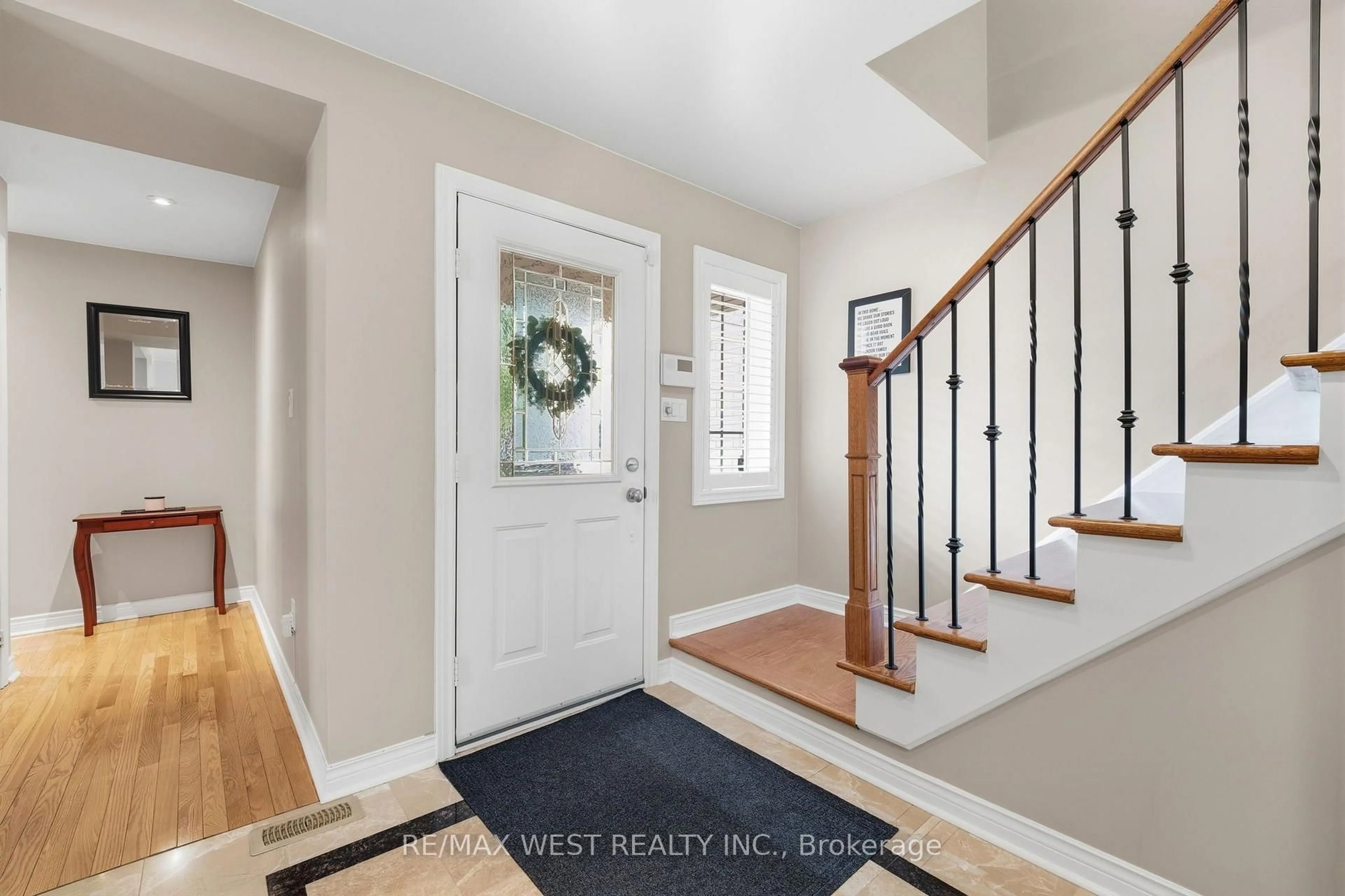 Indoor entryway for 149 Deerglen Terr, Aurora Ontario L4G 6Y4