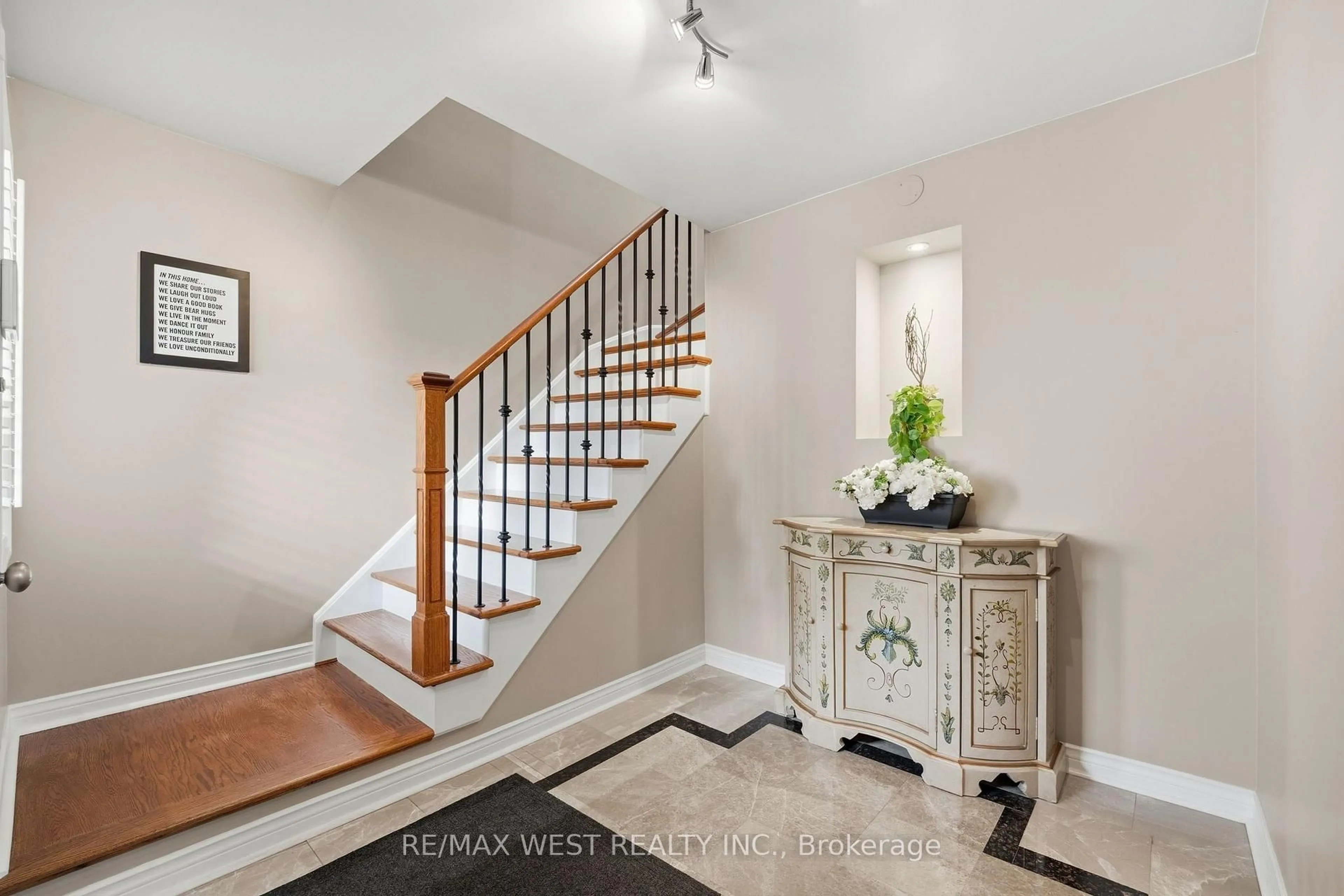 Indoor entryway for 149 Deerglen Terr, Aurora Ontario L4G 6Y4