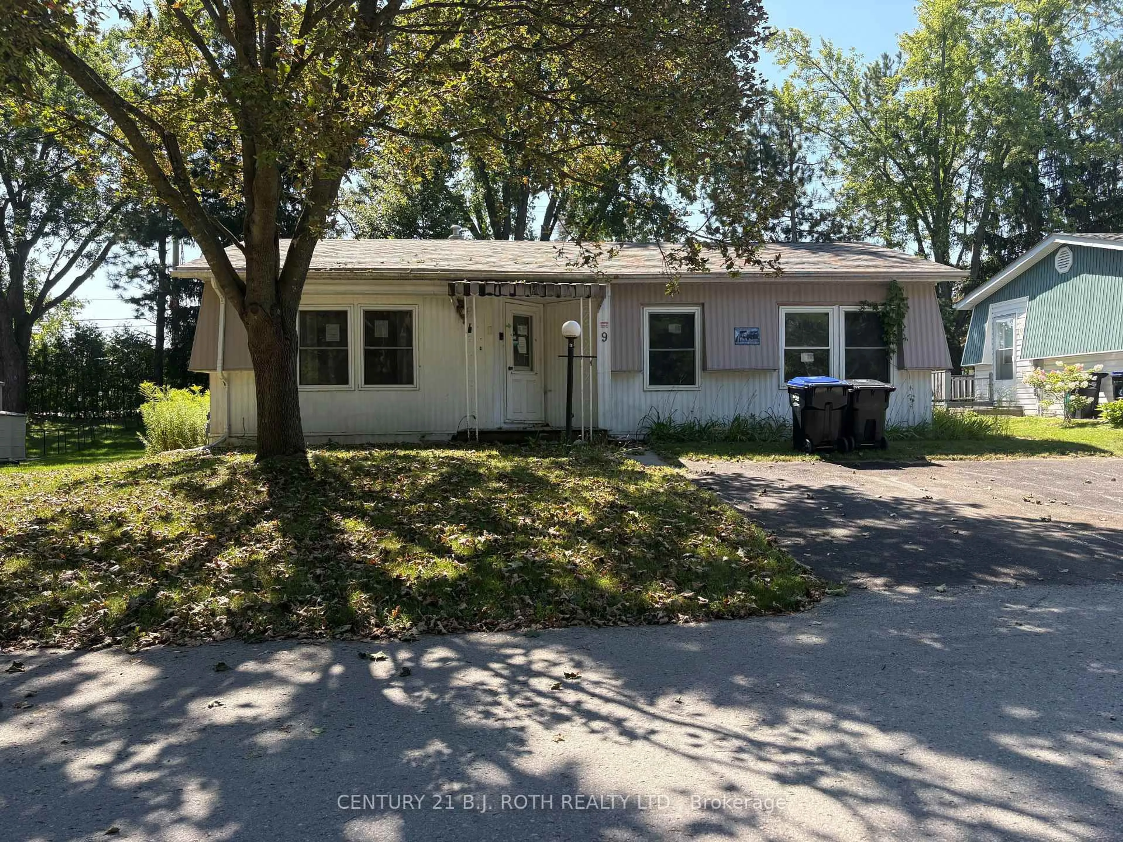 Home with vinyl exterior material, street for 9 Cherrywood Lane, Innisfil Ontario L9S 1N3