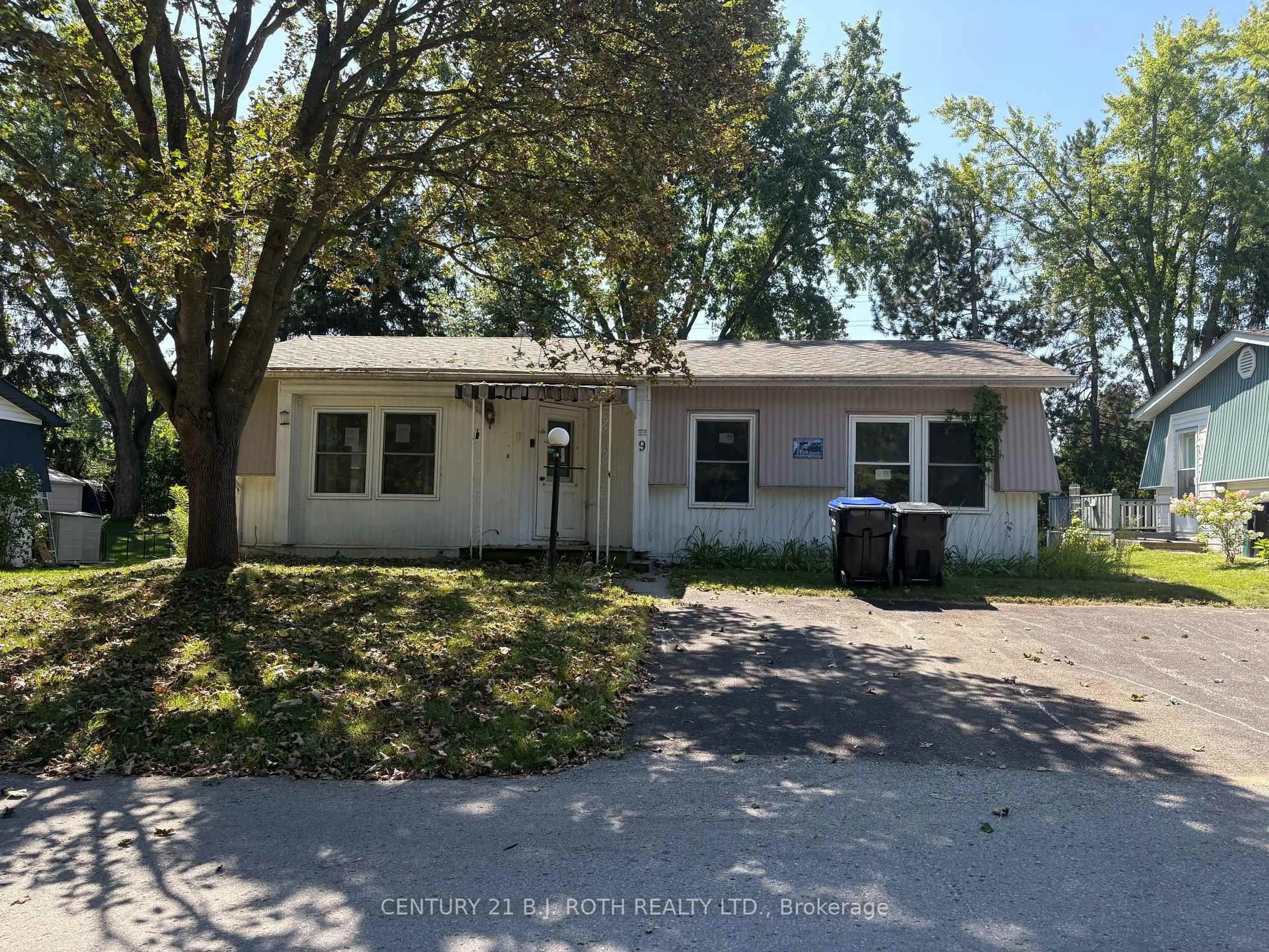 Home with vinyl exterior material, street for 9 Cherrywood Lane, Innisfil Ontario L9S 1N3