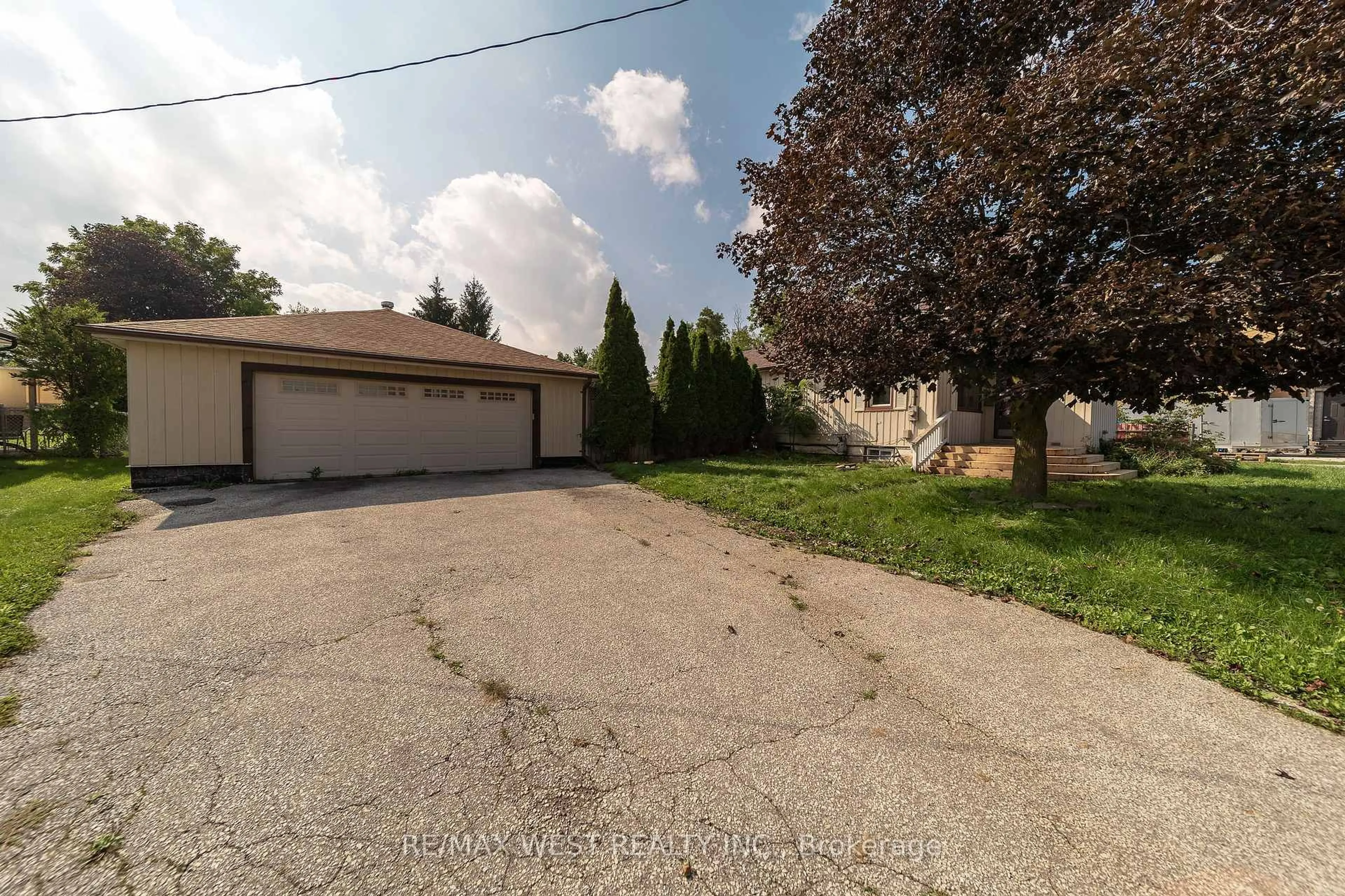 A pic from outside/outdoor area/front of a property/back of a property/a pic from drone, street for 7826 Yonge St, Innisfil Ontario L9S 1L4