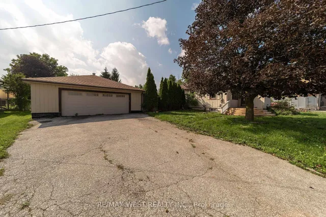 7826 Yonge St, Innisfil 2