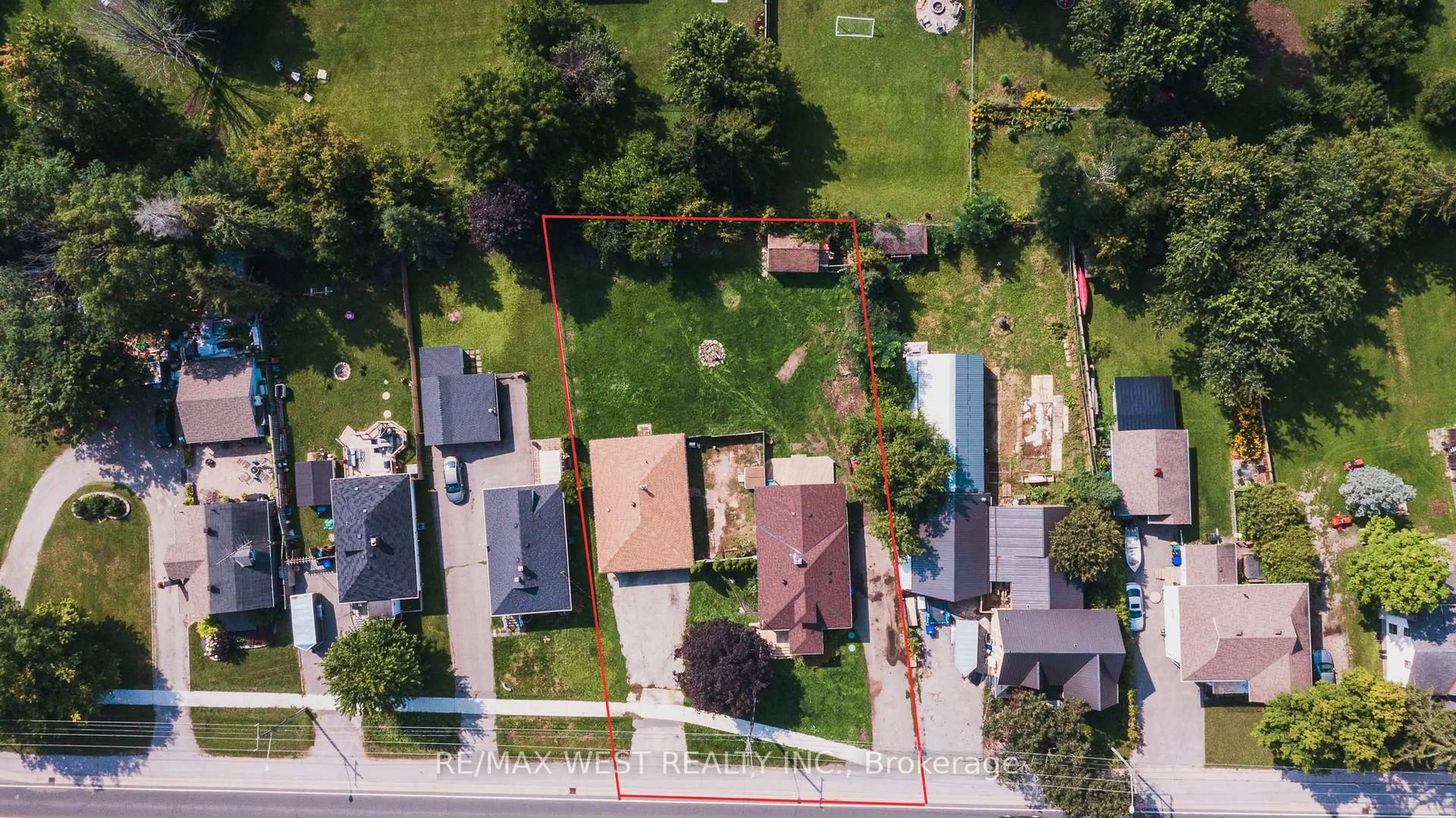 A pic from outside/outdoor area/front of a property/back of a property/a pic from drone, street for 7826 Yonge St, Innisfil Ontario L9S 1L4