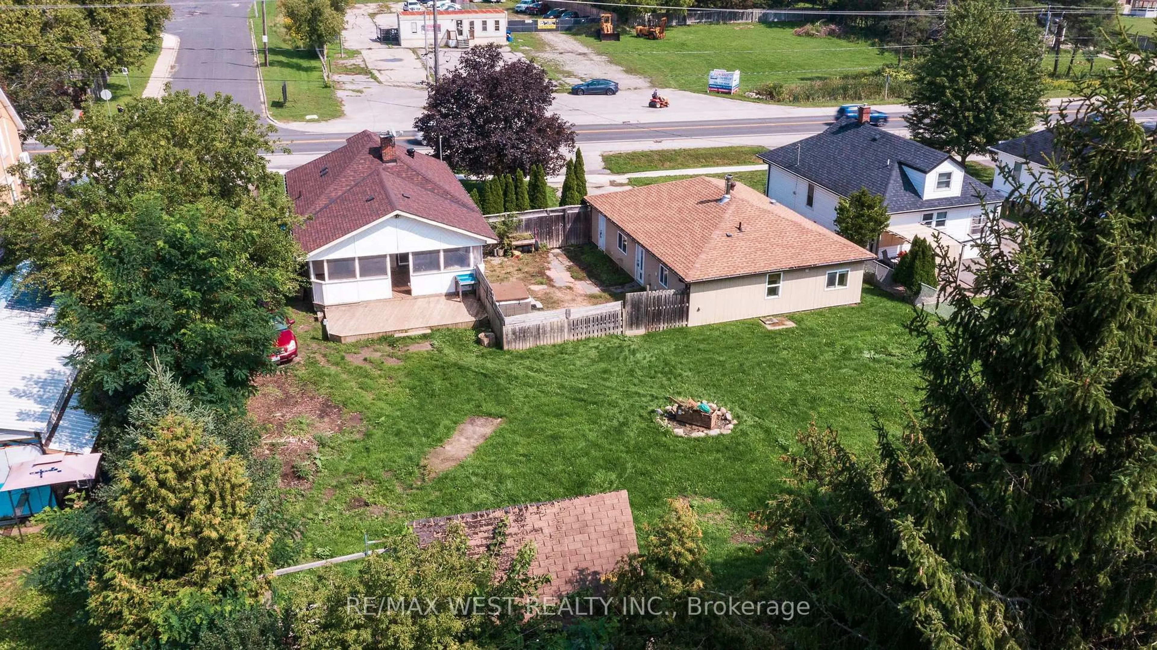 A pic from outside/outdoor area/front of a property/back of a property/a pic from drone, street for 7826 Yonge St, Innisfil Ontario L9S 1L4
