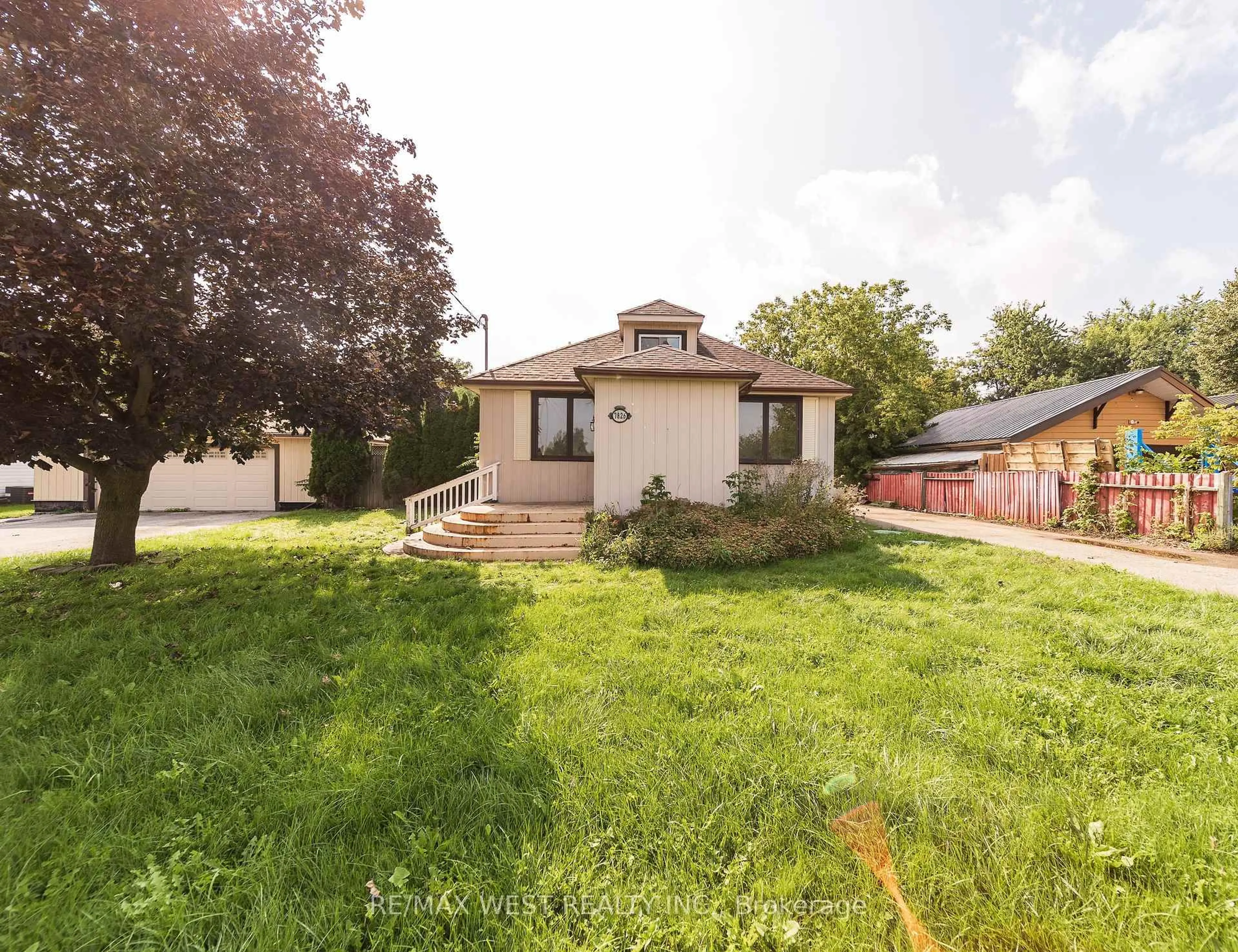 A pic from outside/outdoor area/front of a property/back of a property/a pic from drone, street for 7826 Yonge St, Innisfil Ontario L9S 1L4