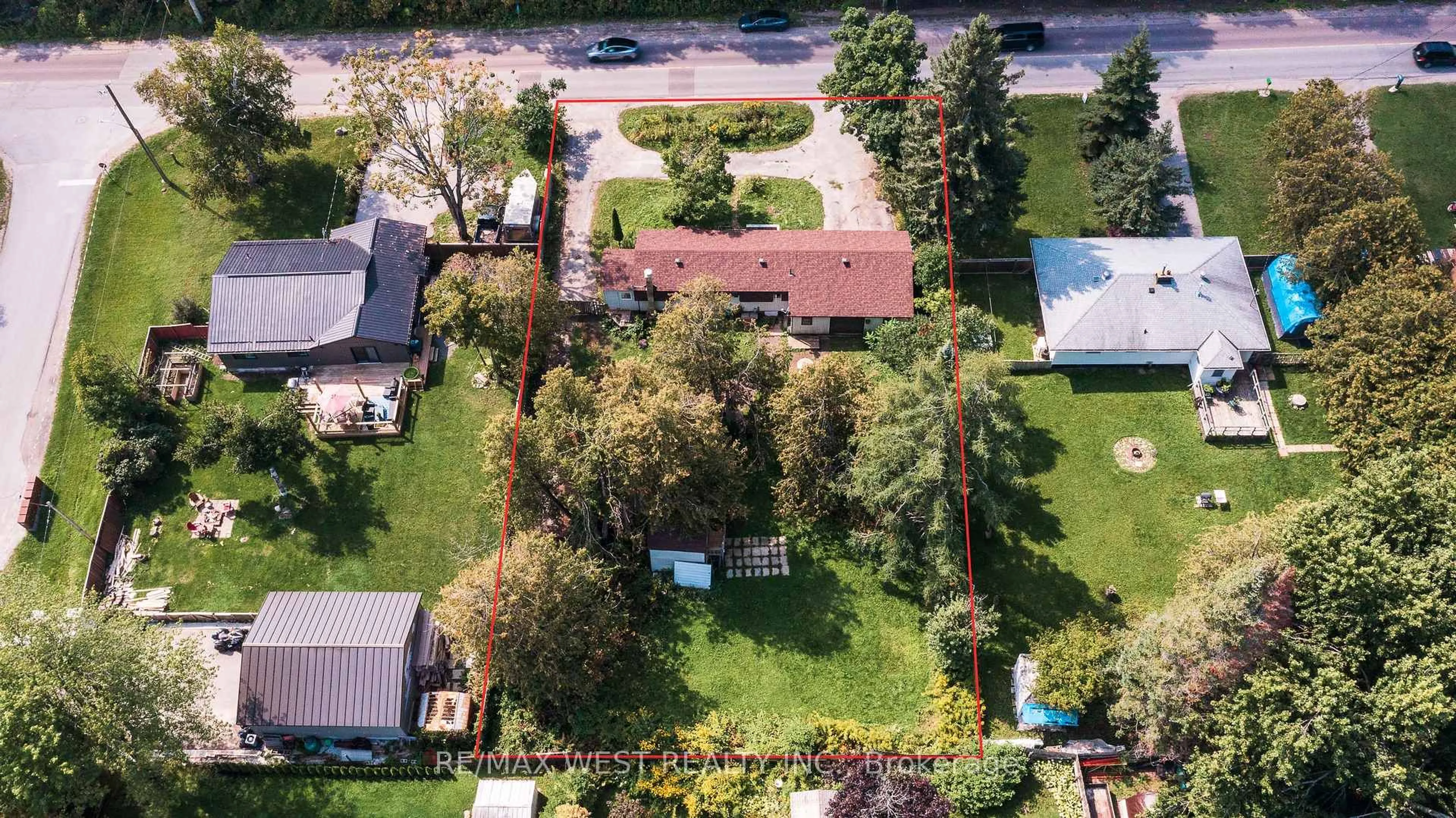 A pic from outside/outdoor area/front of a property/back of a property/a pic from drone, street for 2801 25 Sdrd, Innisfil Ontario L9S 3T2