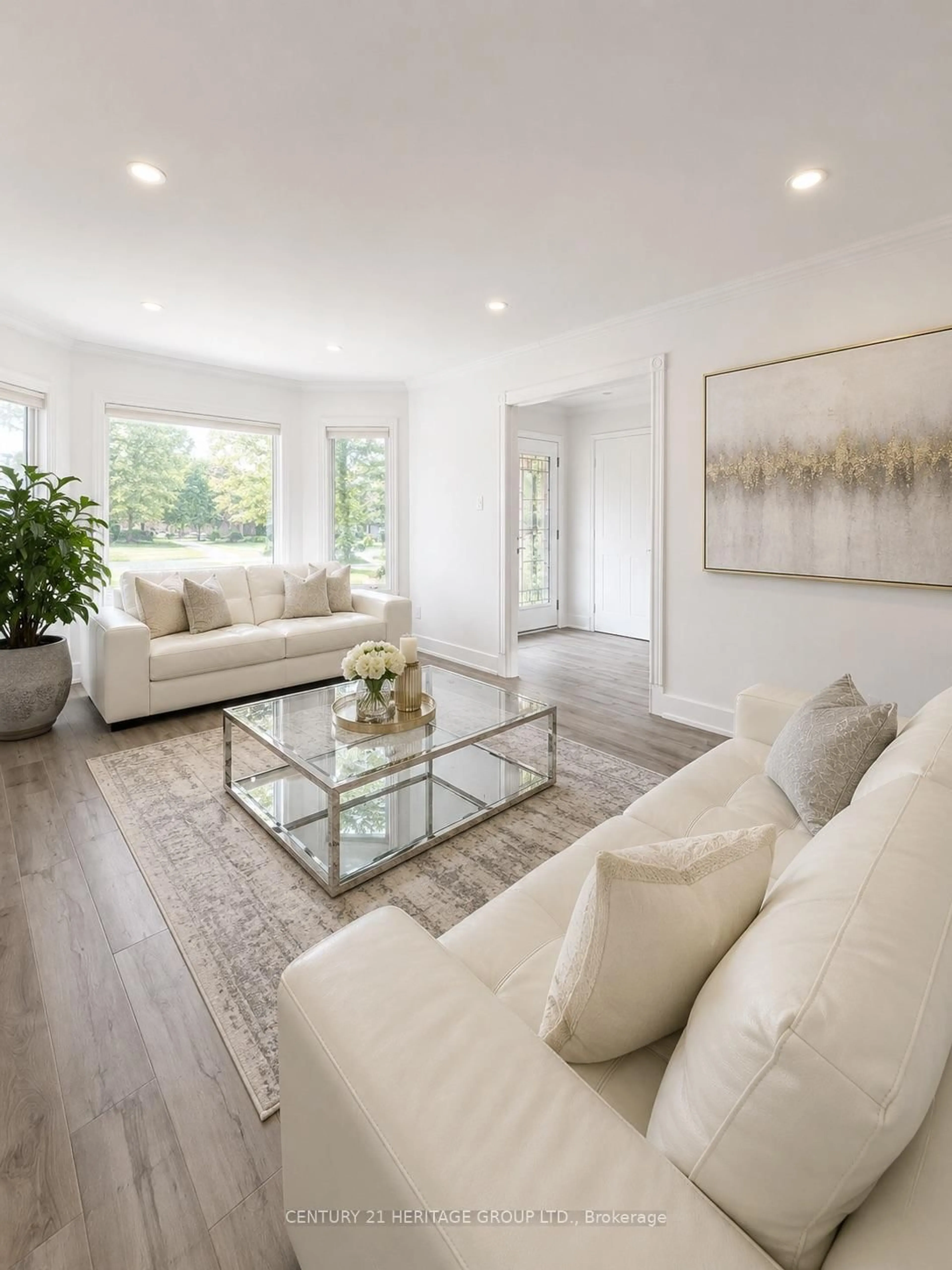 Living room with furniture, unknown for 187 Glenway Circ, Newmarket Ontario L3Y 7S5