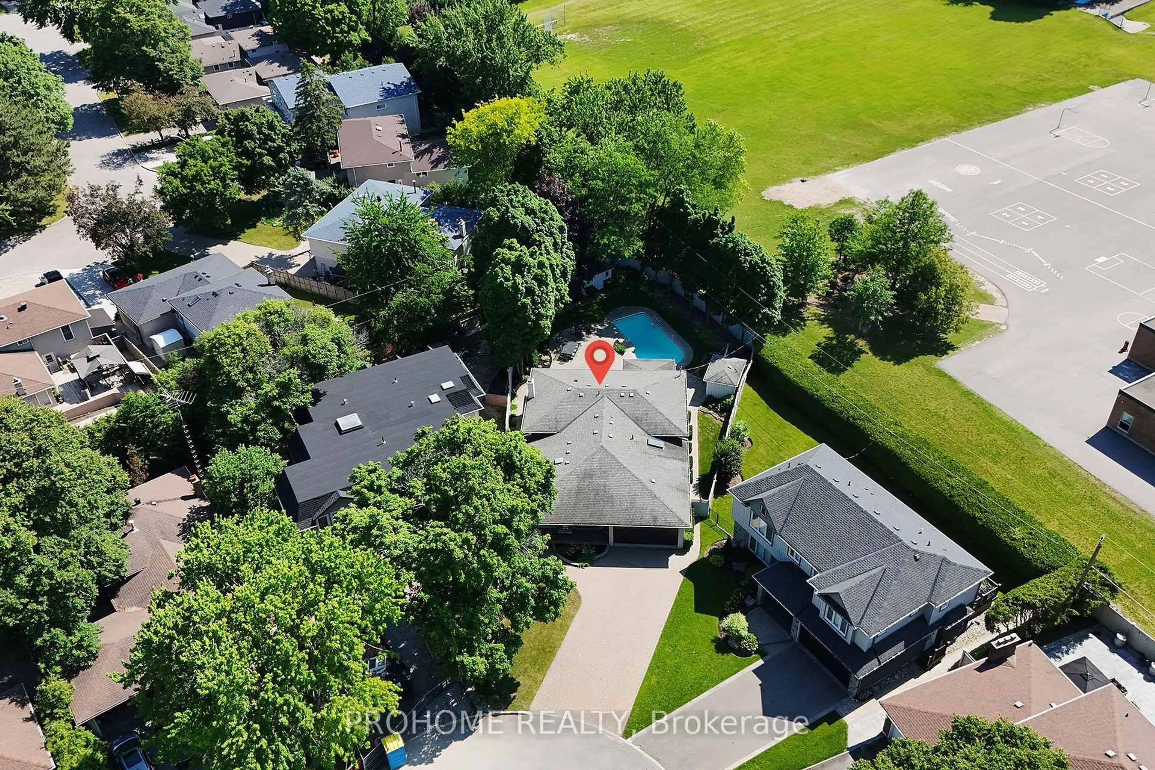 A pic from outside/outdoor area/front of a property/back of a property/a pic from drone, street for 16 Tuscay Crt, Markham Ontario L3R 1V1